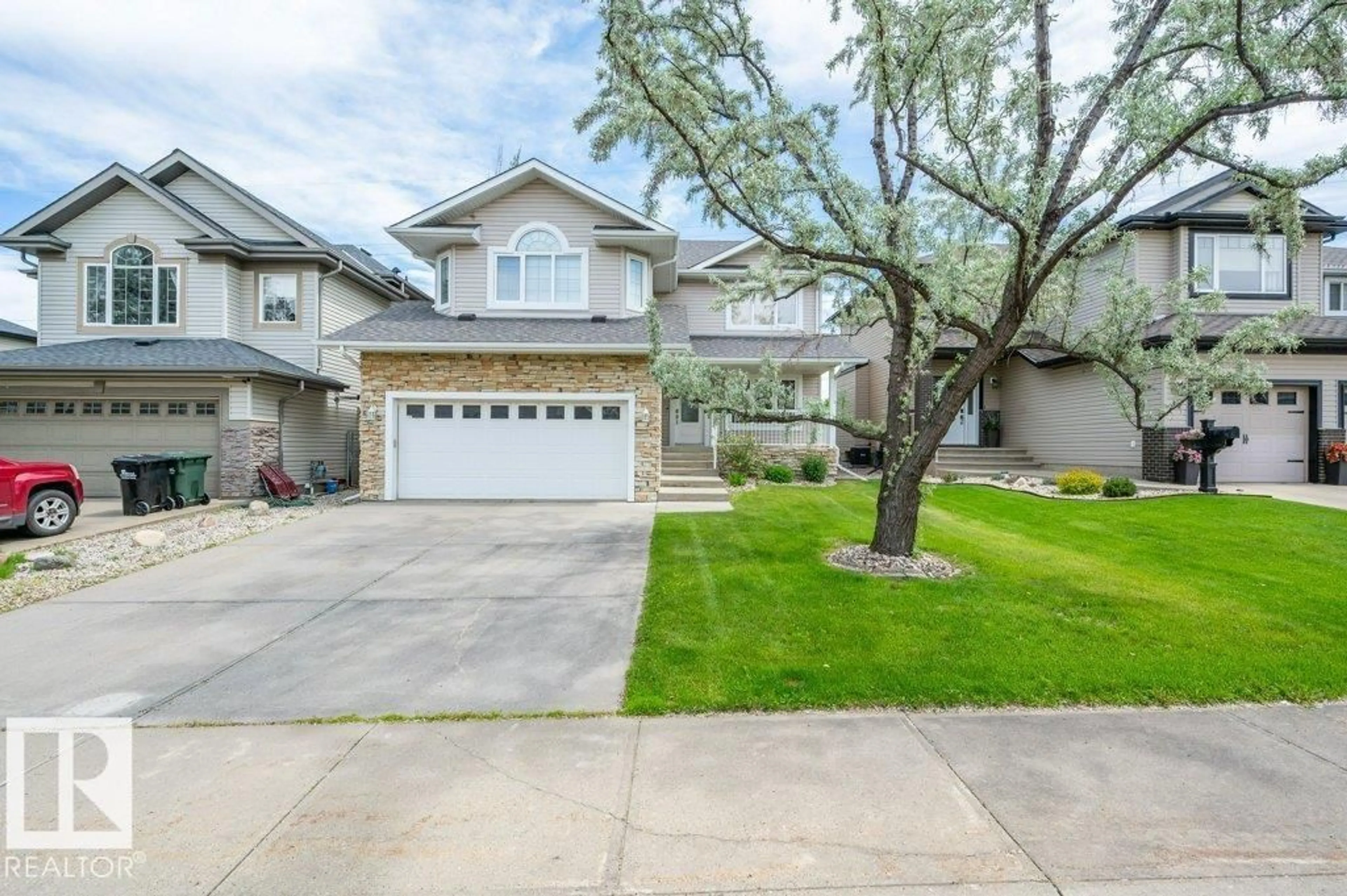 Home with vinyl exterior material, street for 33 CHATWIN RD, Sherwood Park Alberta T8H2S7