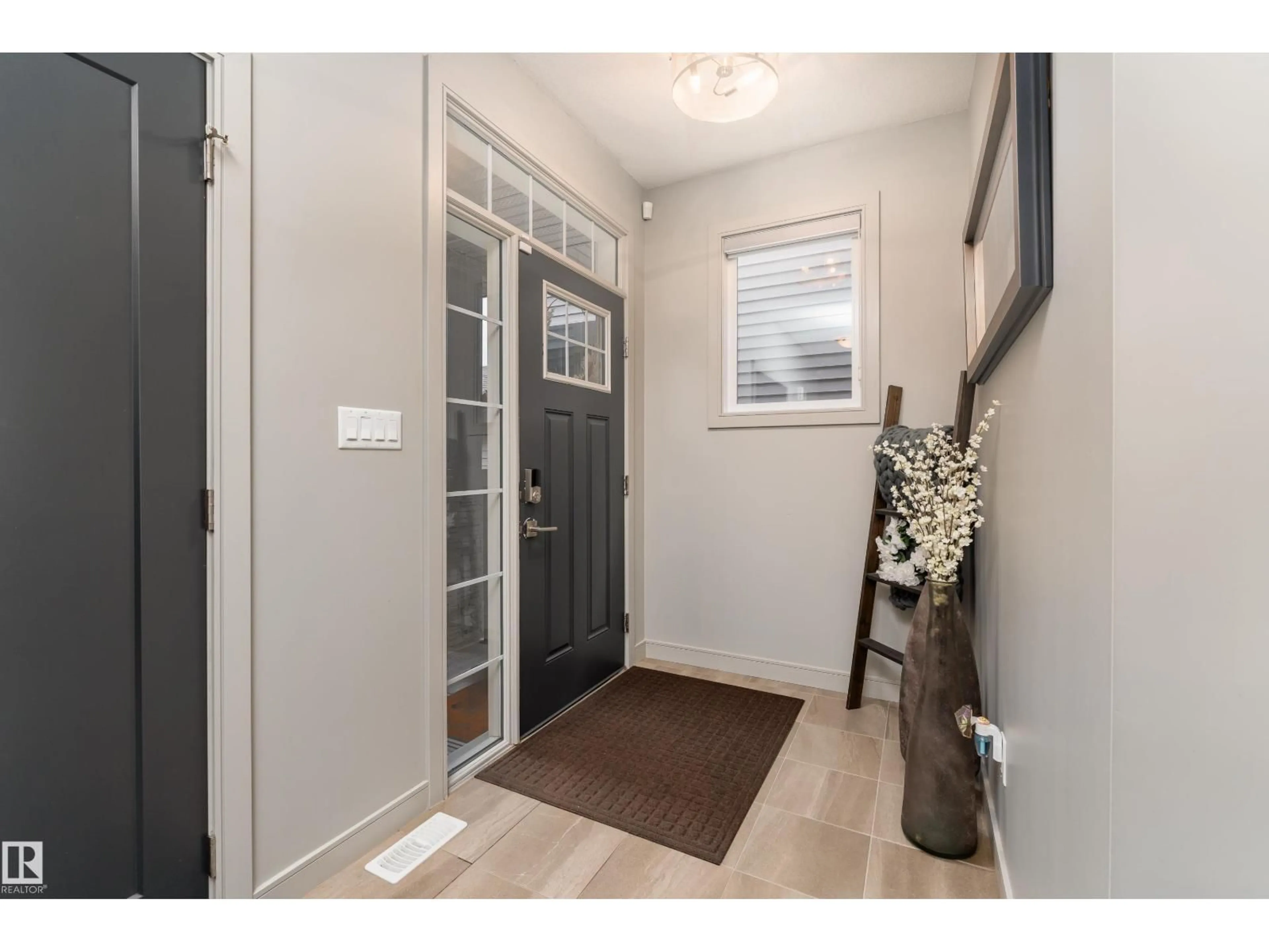 Indoor entryway for 7038 172A AV, Edmonton Alberta T5Z0M9