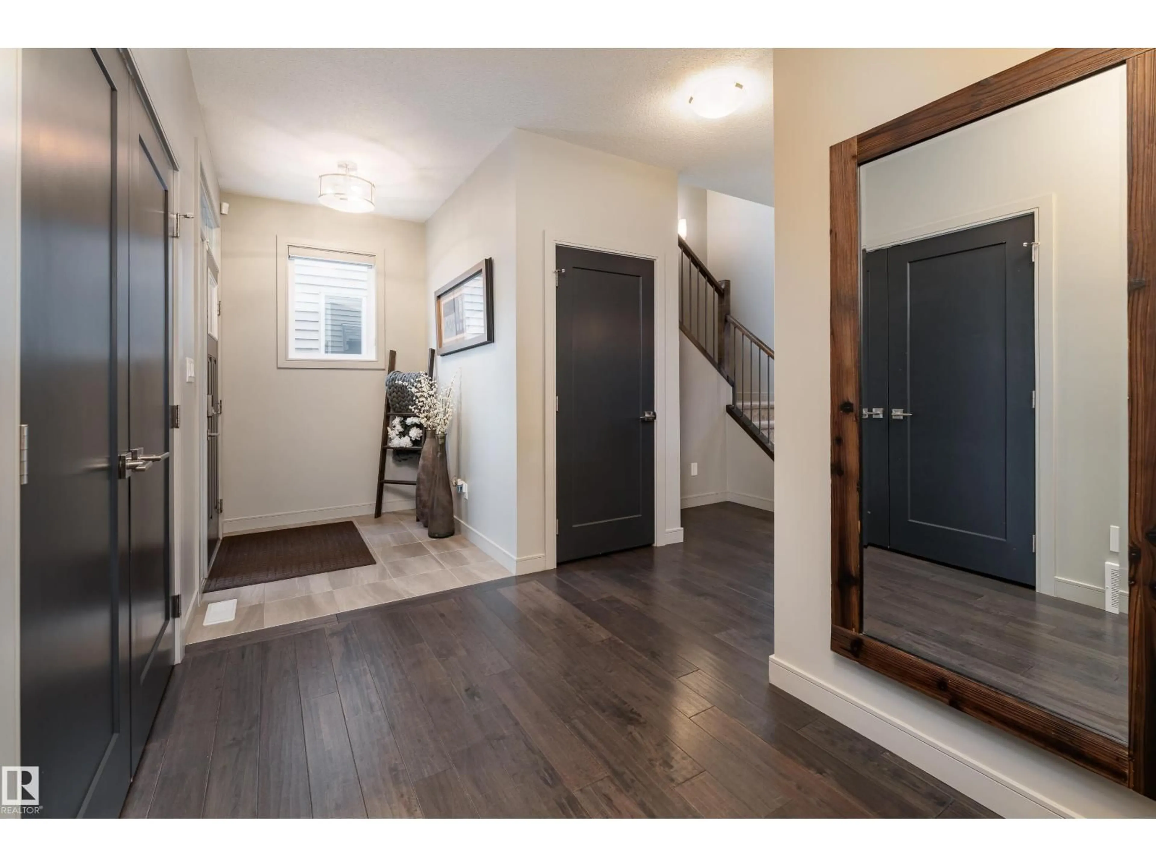 Indoor entryway for 7038 172A AV, Edmonton Alberta T5Z0M9