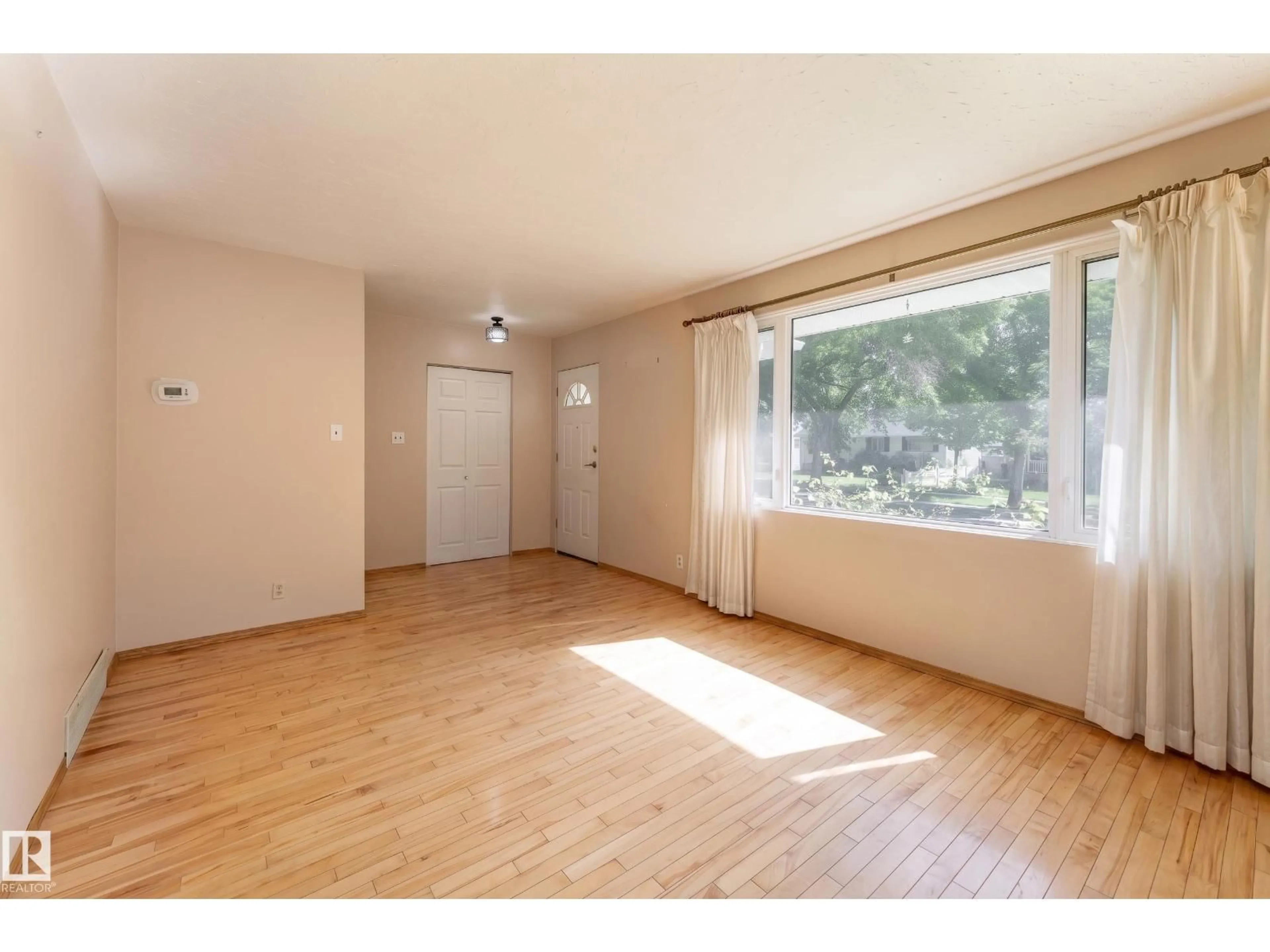 A pic of a room for 12228 141 ST NW, Edmonton Alberta T5L2G2