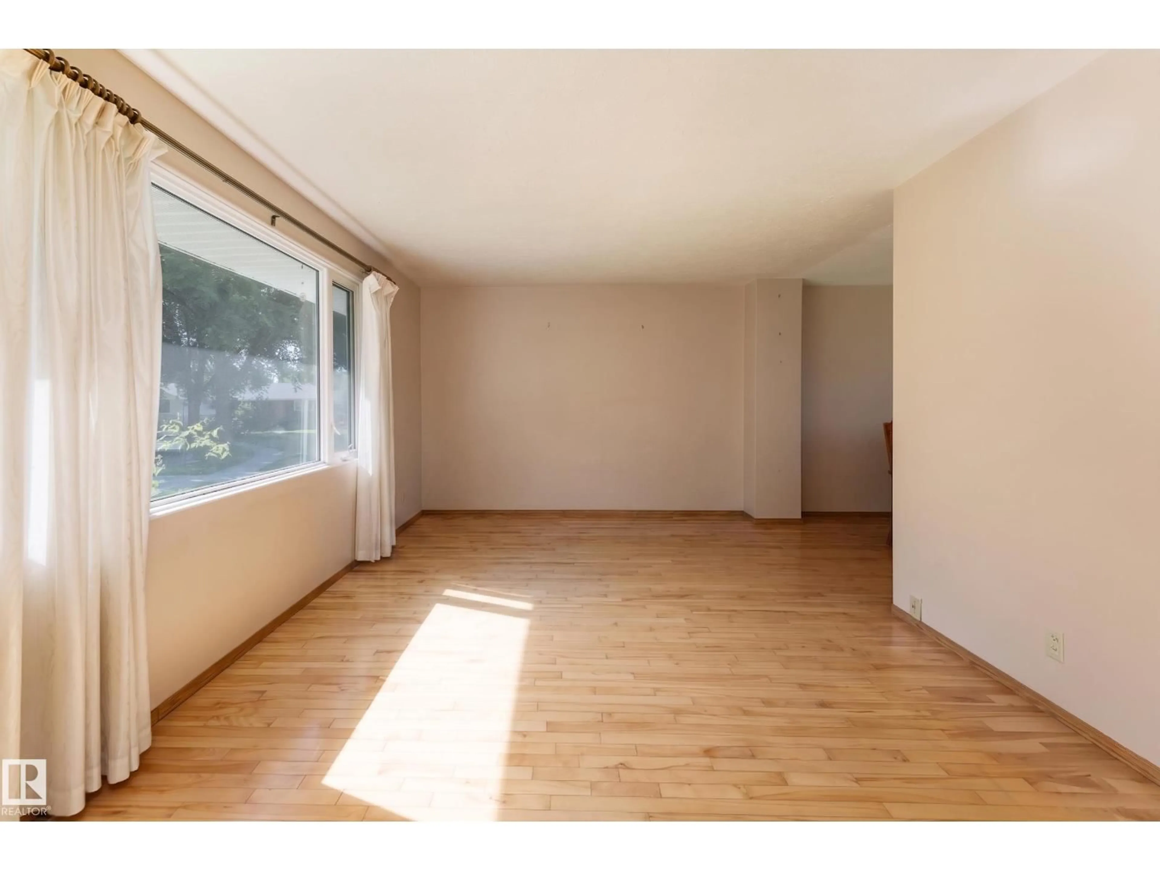 A pic of a room for 12228 141 ST NW, Edmonton Alberta T5L2G2