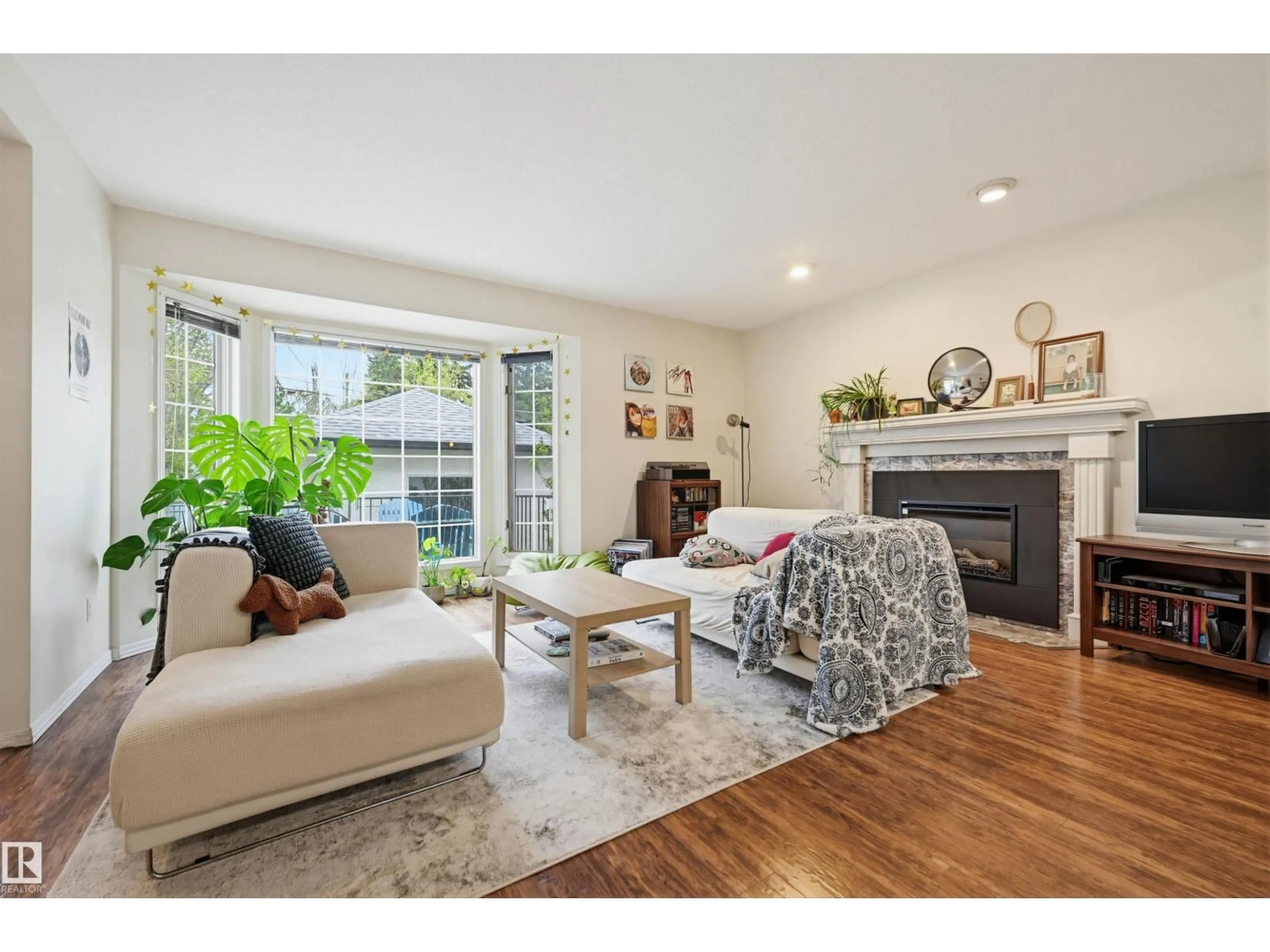 Living room with furniture, wood/laminate floor for 11107 UNIVERSITY AV, Edmonton Alberta T6G1Y5