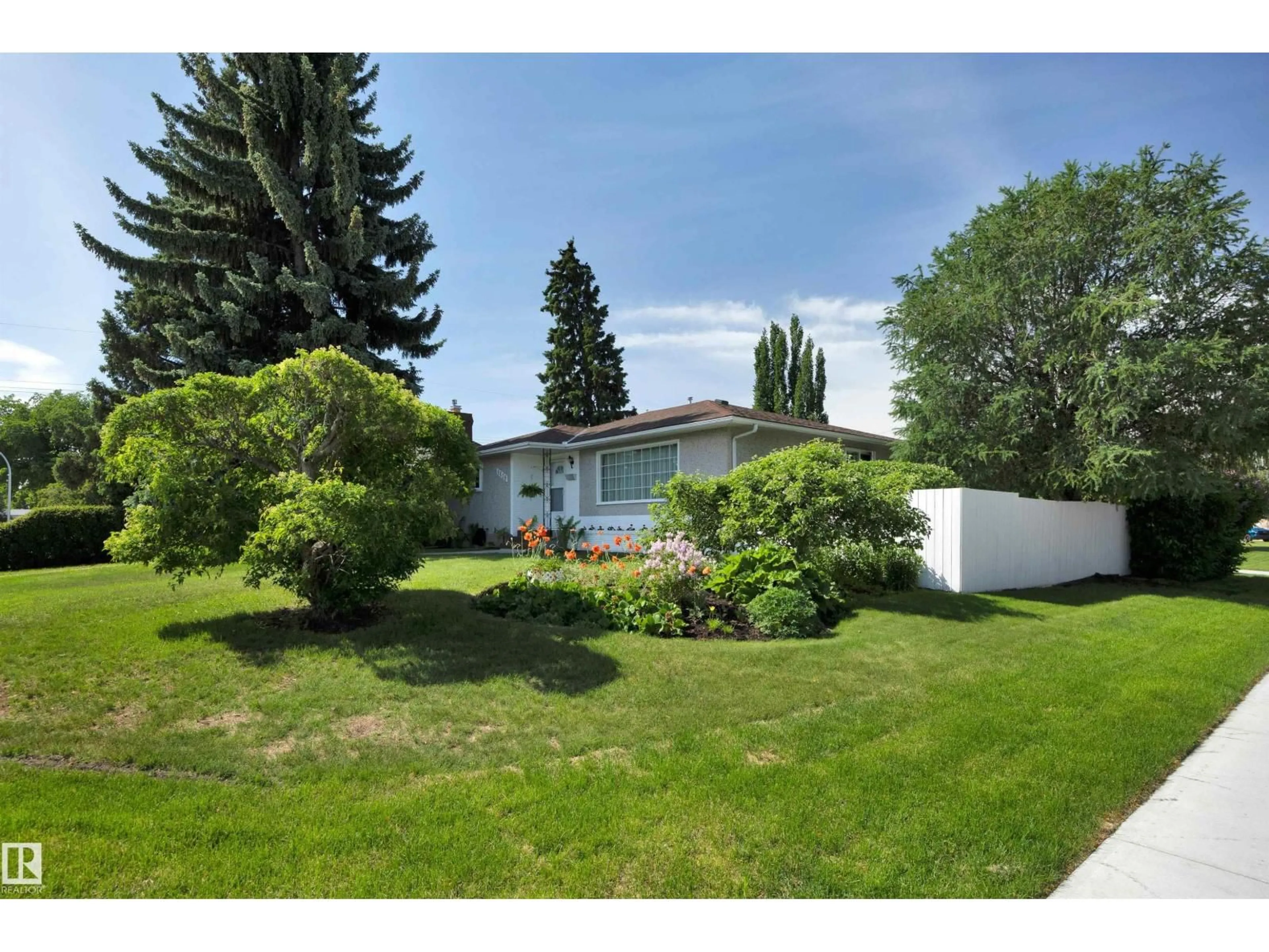 A pic from outside/outdoor area/front of a property/back of a property/a pic from drone, street for NW - 9608 67A ST, Edmonton Alberta T6B1S1