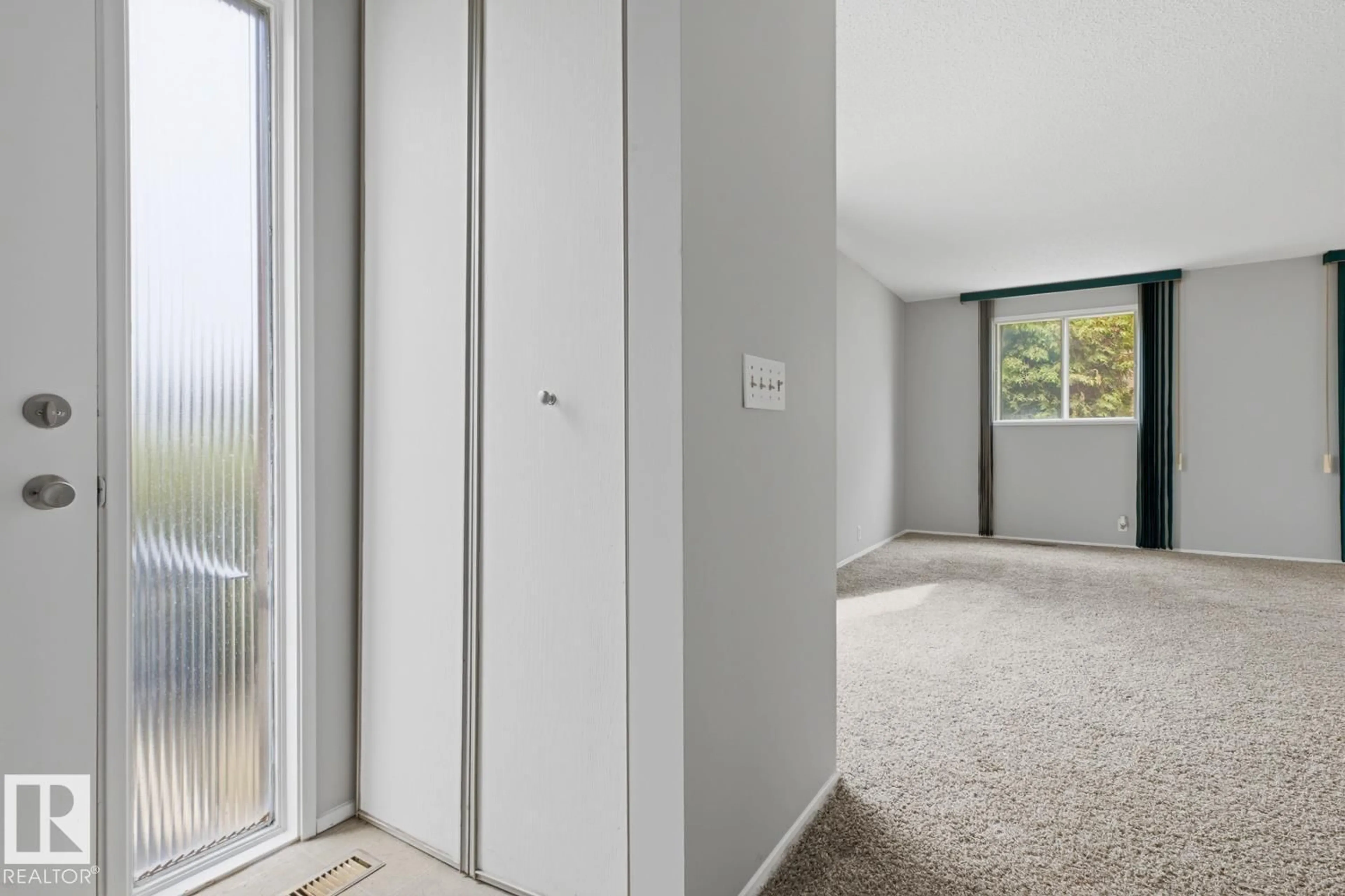 Indoor entryway for 5514 93A AV, Edmonton Alberta T6B2K7