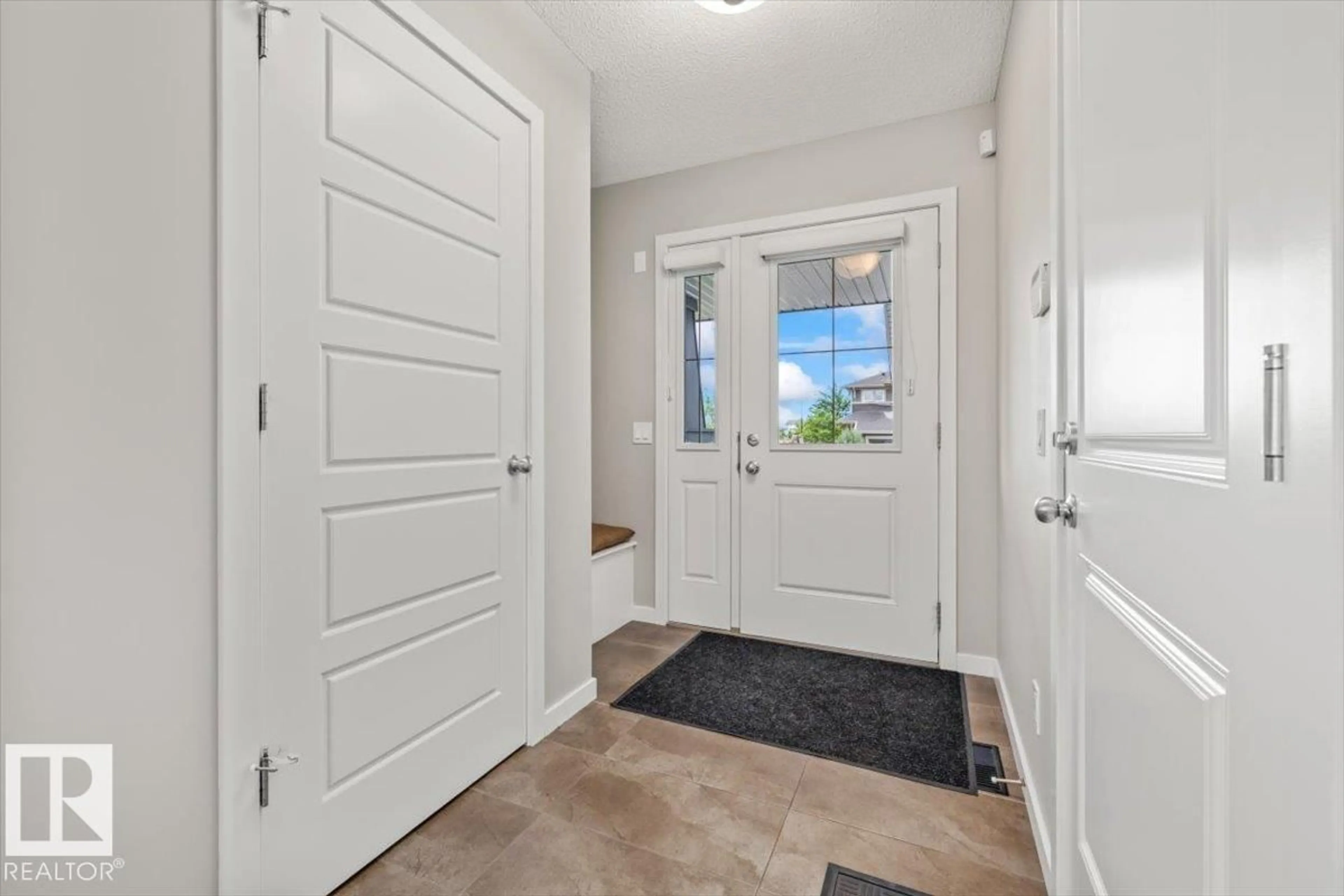 Indoor entryway for 1 JAMES CR, St. Albert Alberta T8N7S6