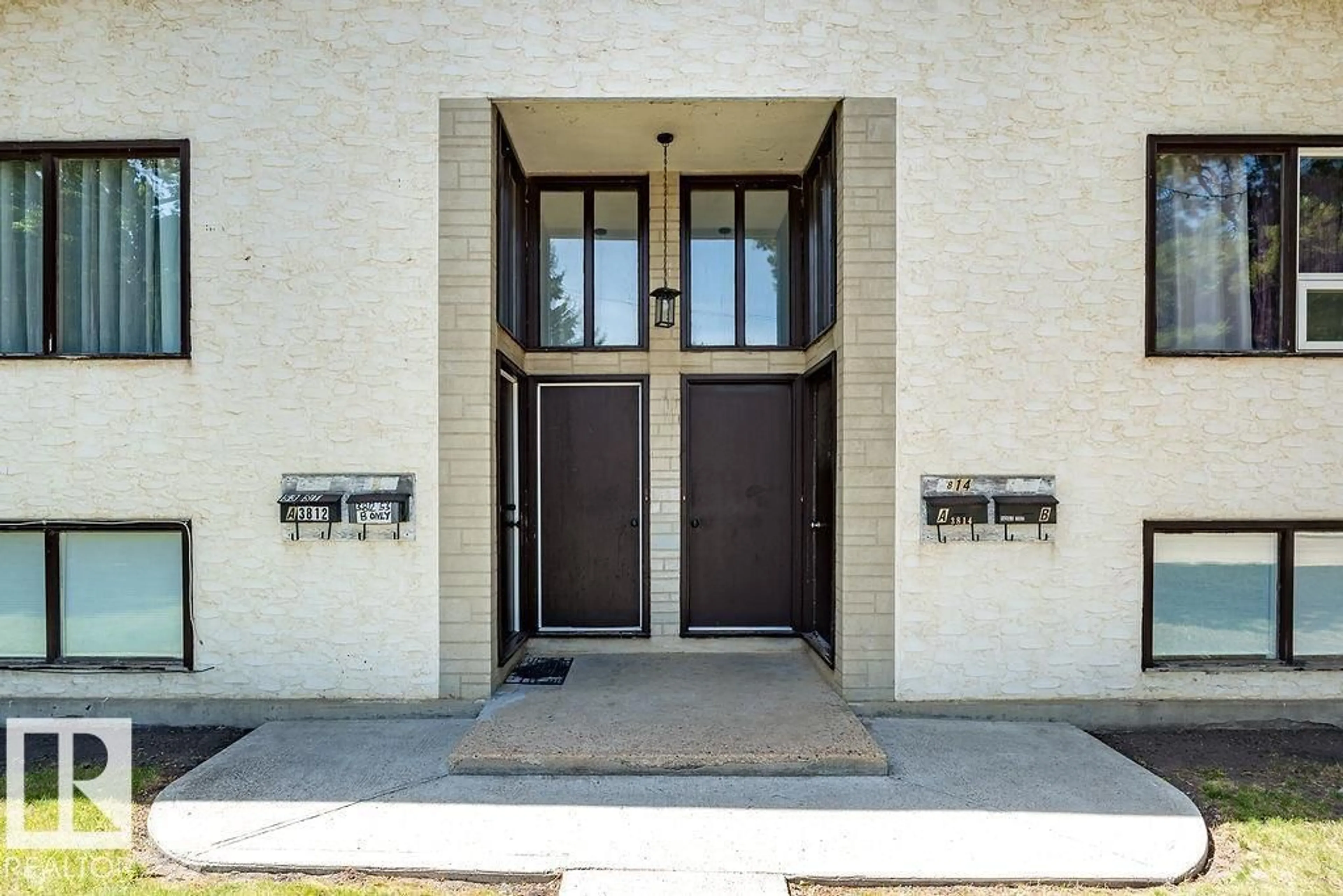 Indoor entryway for 3812-3814 53 ST, Wetaskiwin Alberta T9A1P2