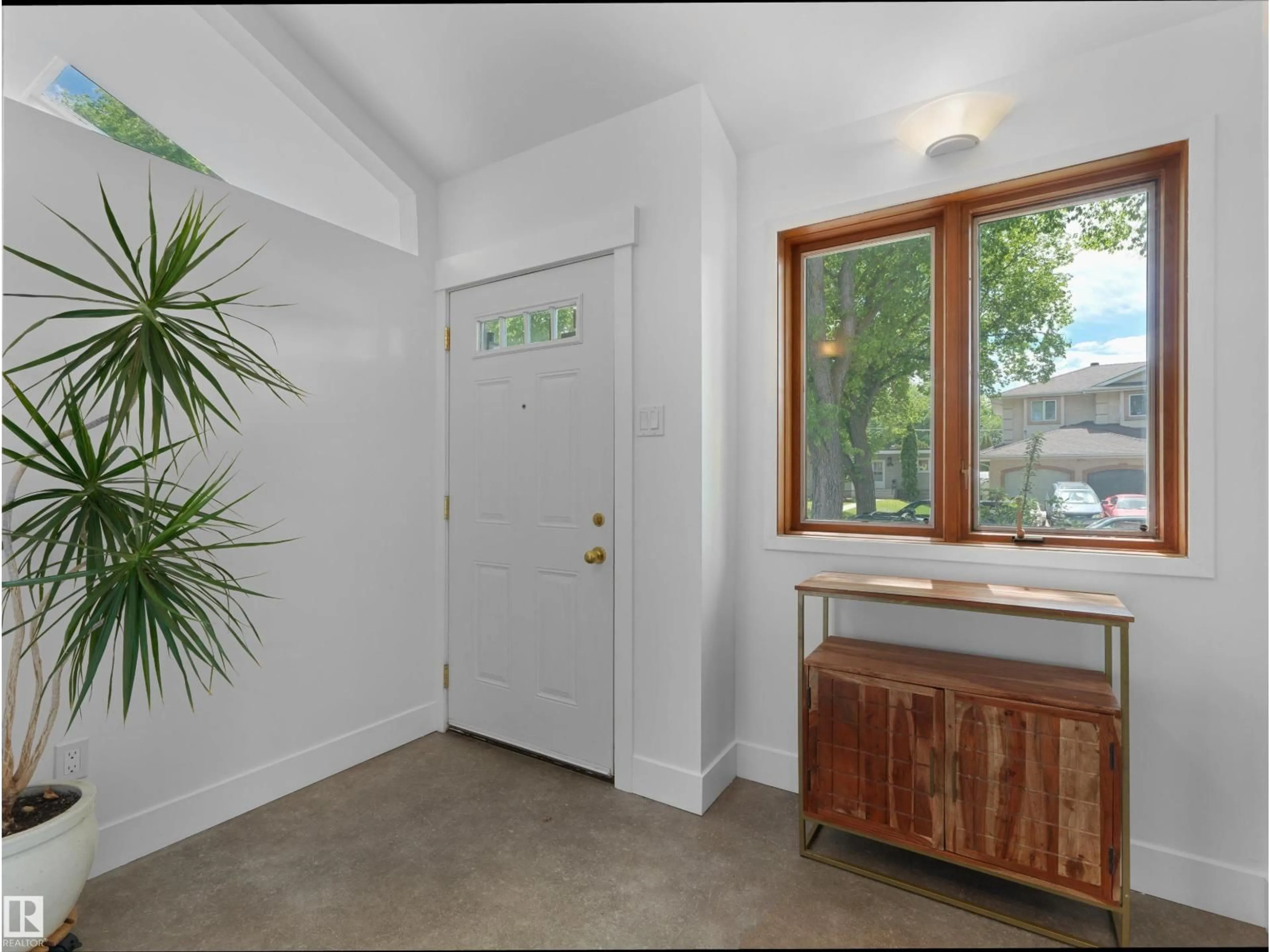 Indoor entryway for 7624 92 AV, Edmonton Alberta T6C1R4