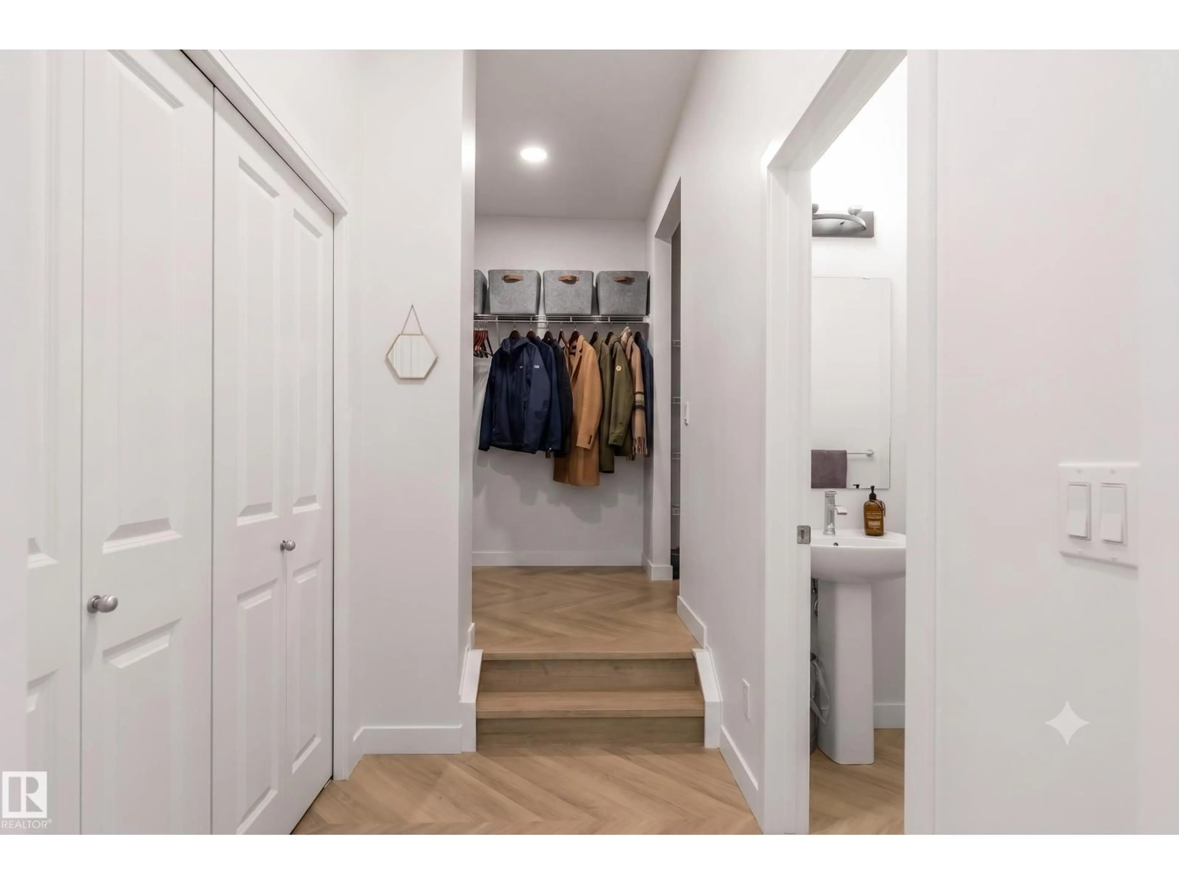 Indoor entryway for 117 PAISLEY GATE GA, Edmonton Alberta T6W4E3