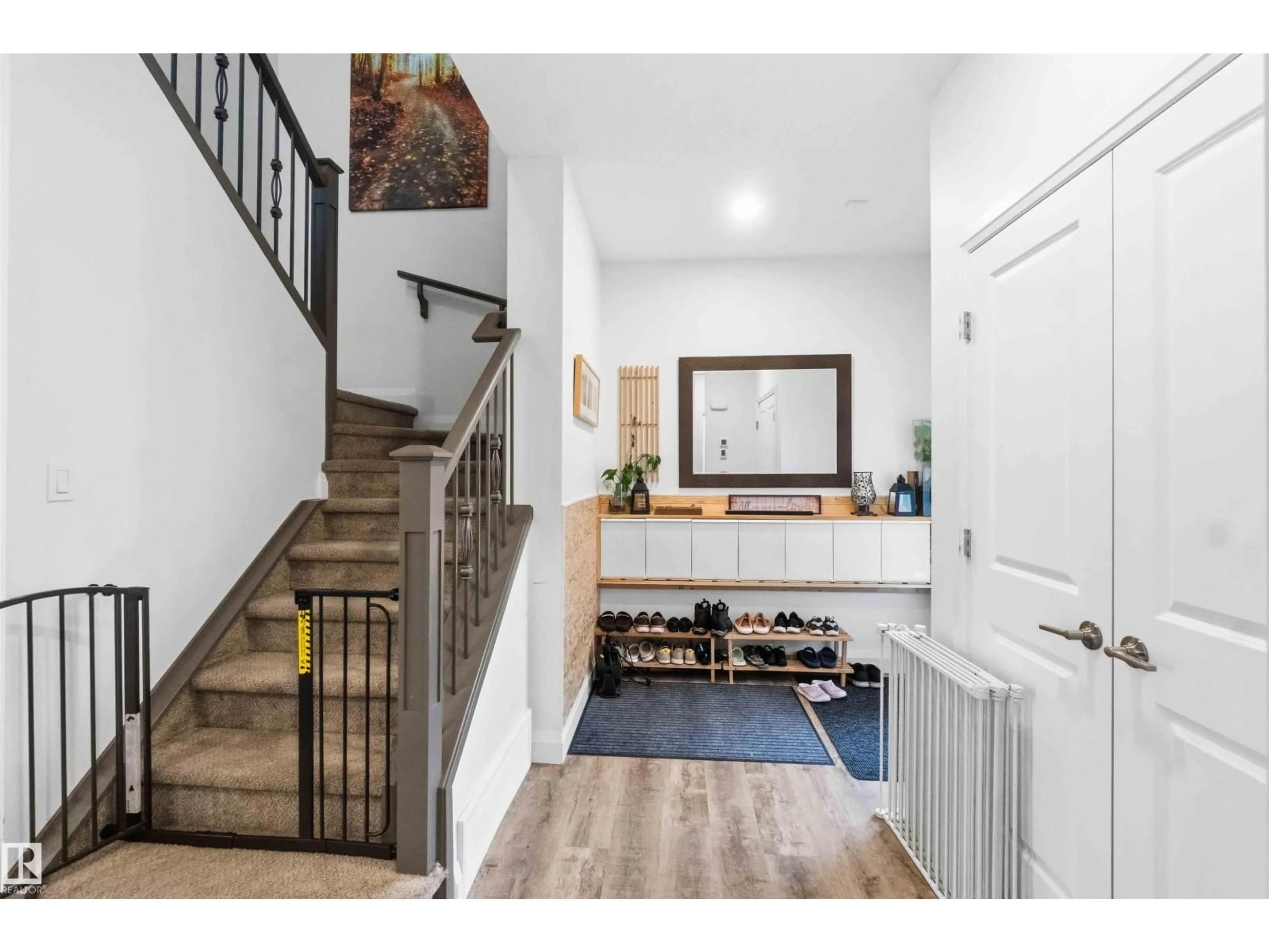 Indoor entryway for 9323 223 ST, Edmonton Alberta T5T7K1
