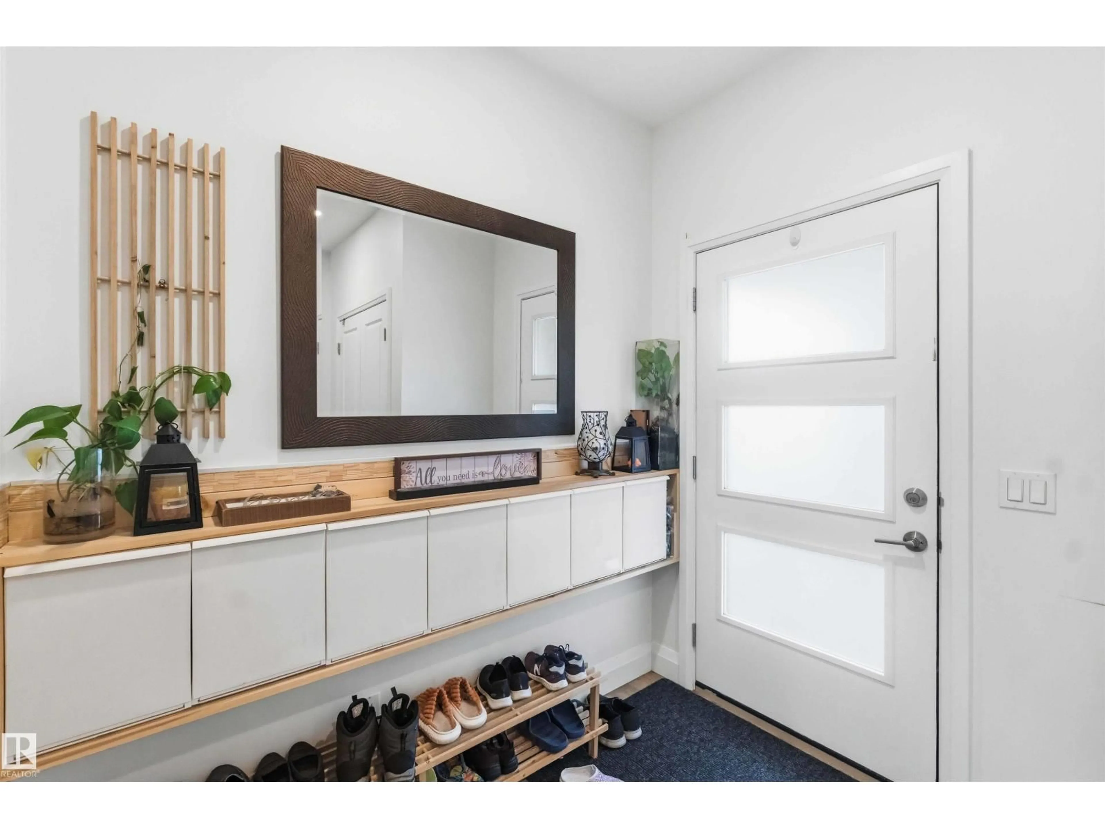 Indoor entryway for 9323 223 ST, Edmonton Alberta T5T7K1