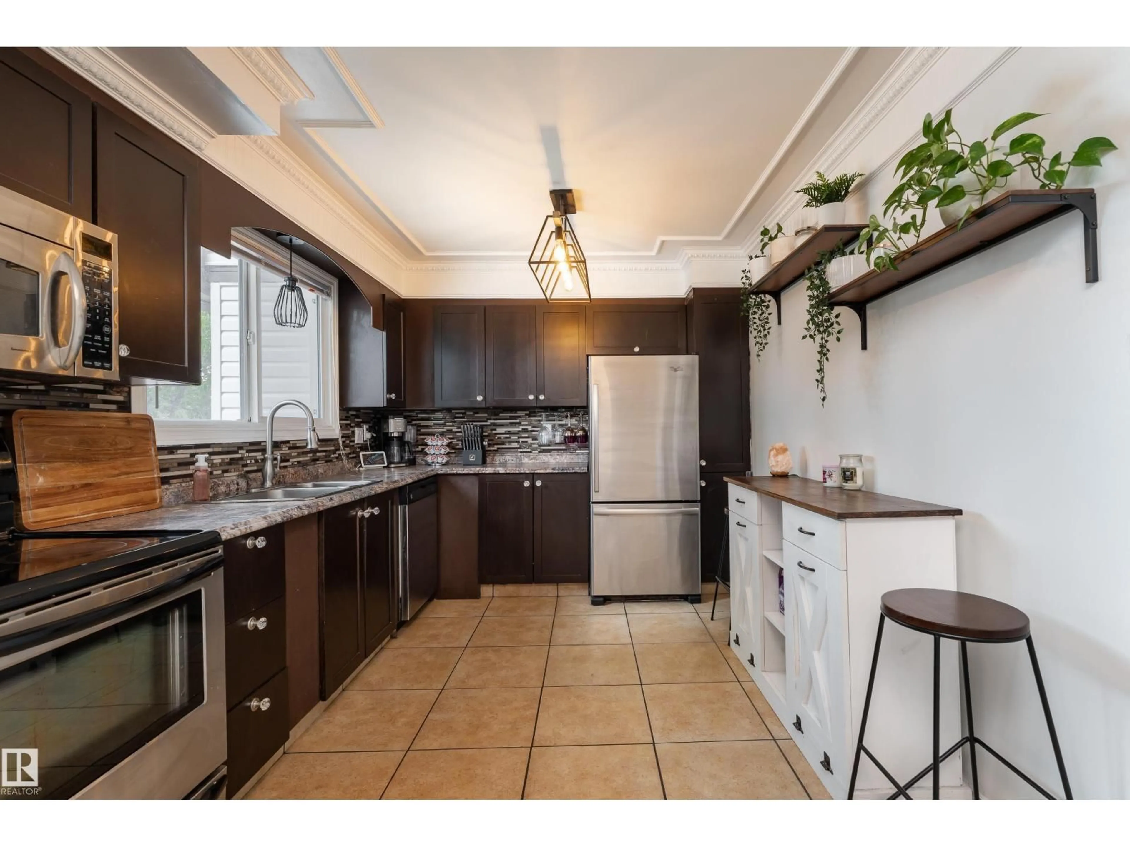 Standard kitchen, ceramic/tile floor for 747 CLAREVIEW RD, Edmonton Alberta T5A3S6