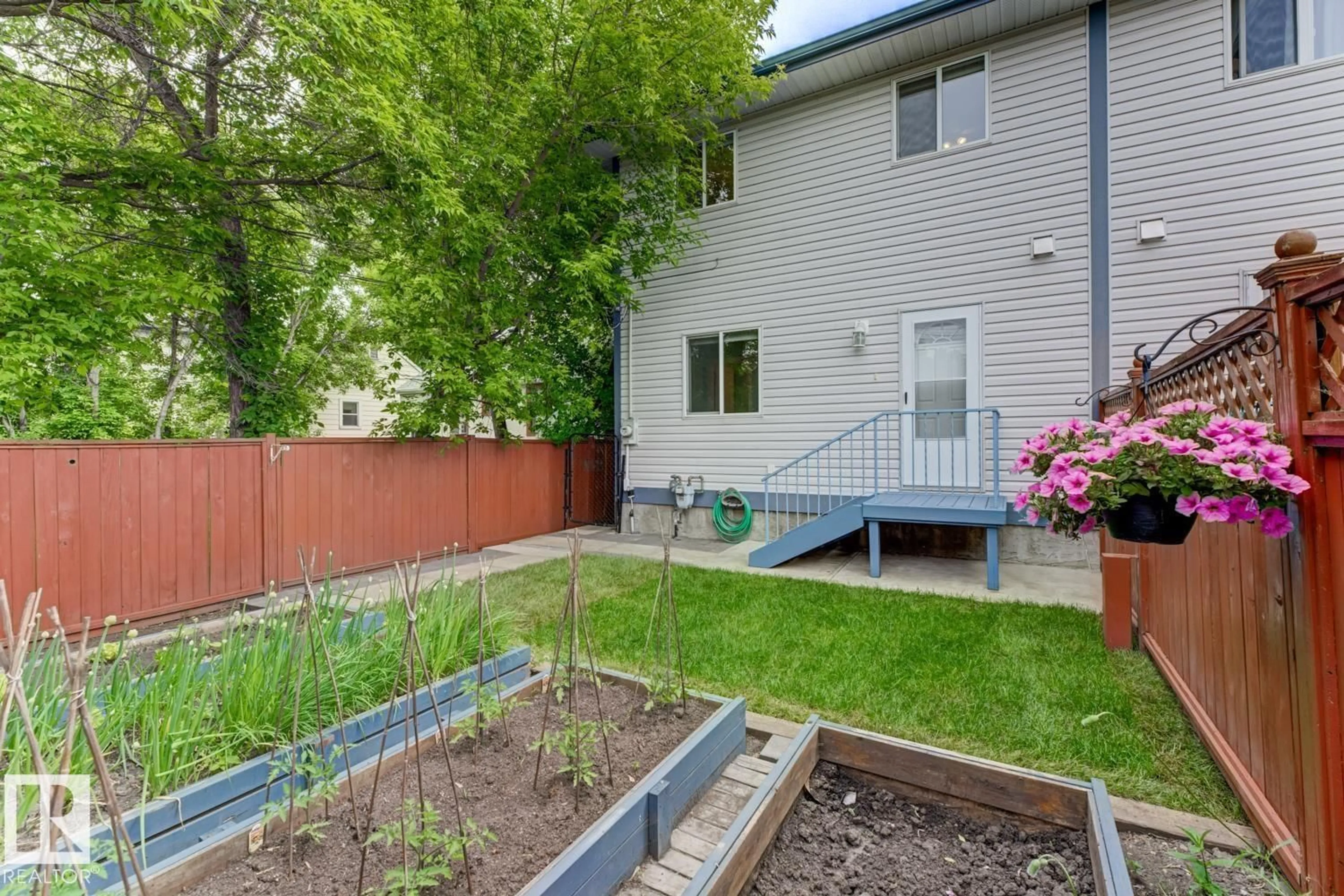 Patio, street for 10728 71 AV, Edmonton Alberta T6E0X6