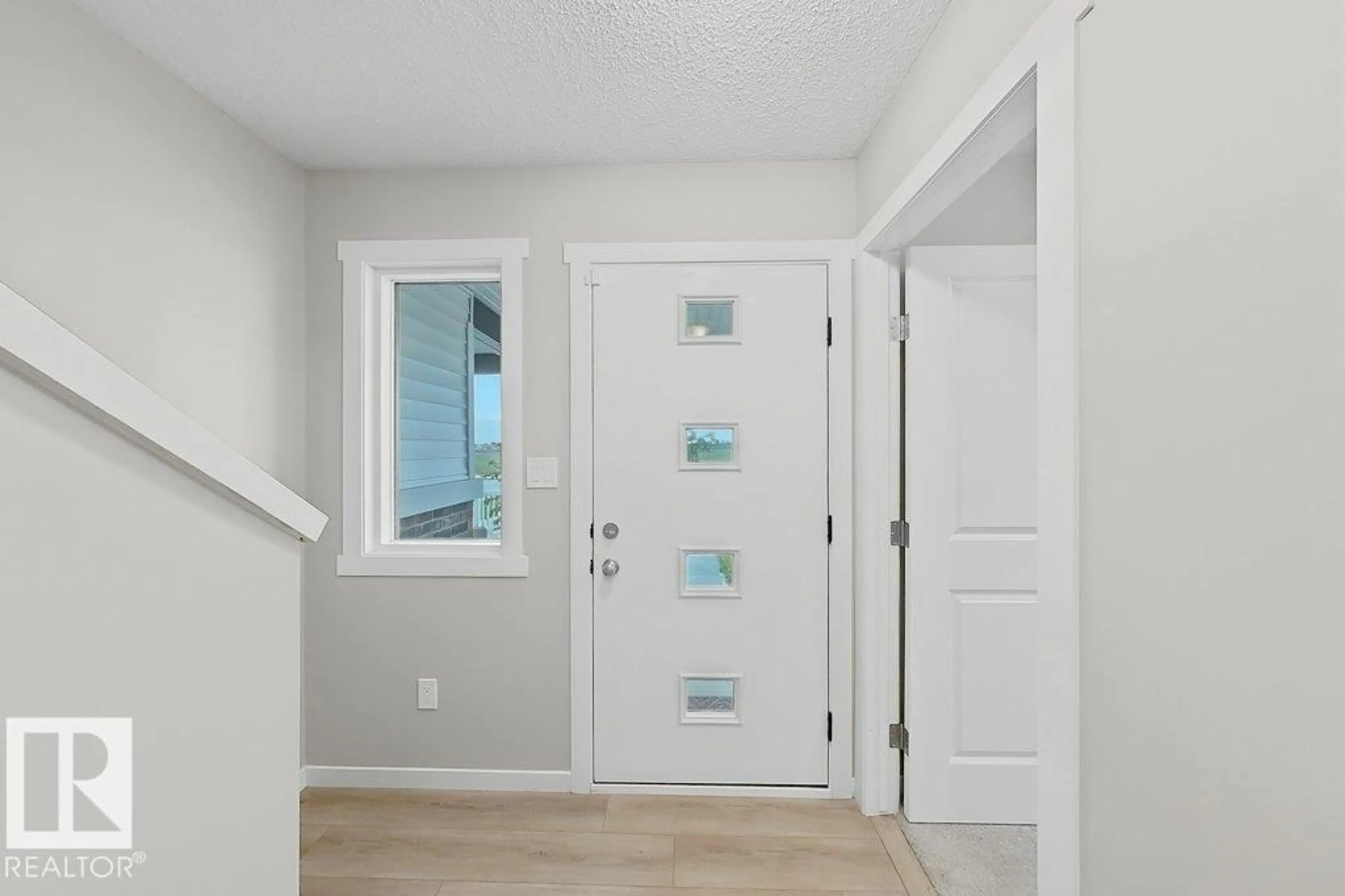 Indoor entryway for 5034 RIVERS EDGE WY, Edmonton Alberta T6M1P9