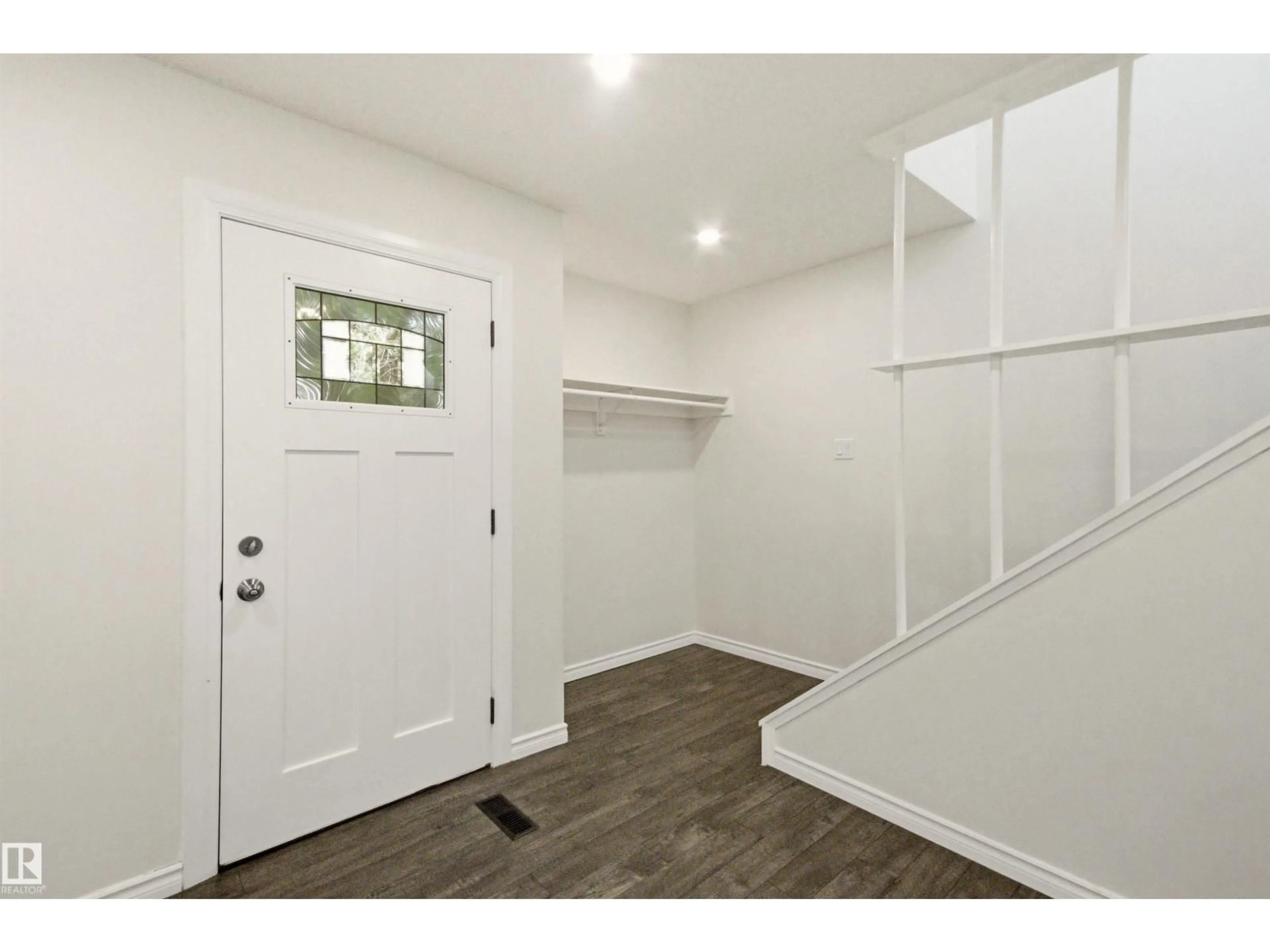 Indoor entryway for 6420 105 ST, Edmonton Alberta T6H2N7
