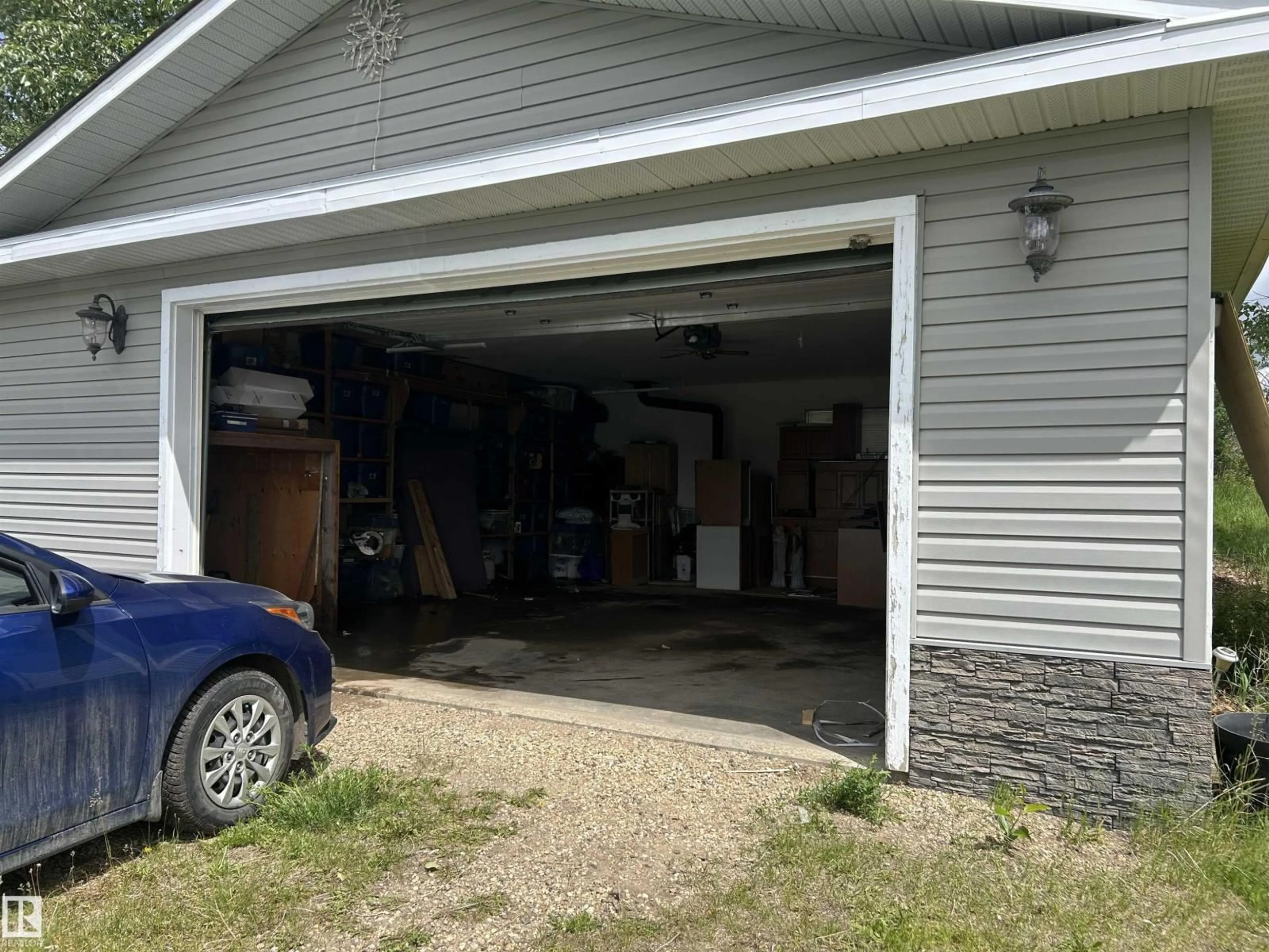 Indoor garage for 45 23319 TWP ROAD 572, Rural Sturgeon County Alberta T0A1N5