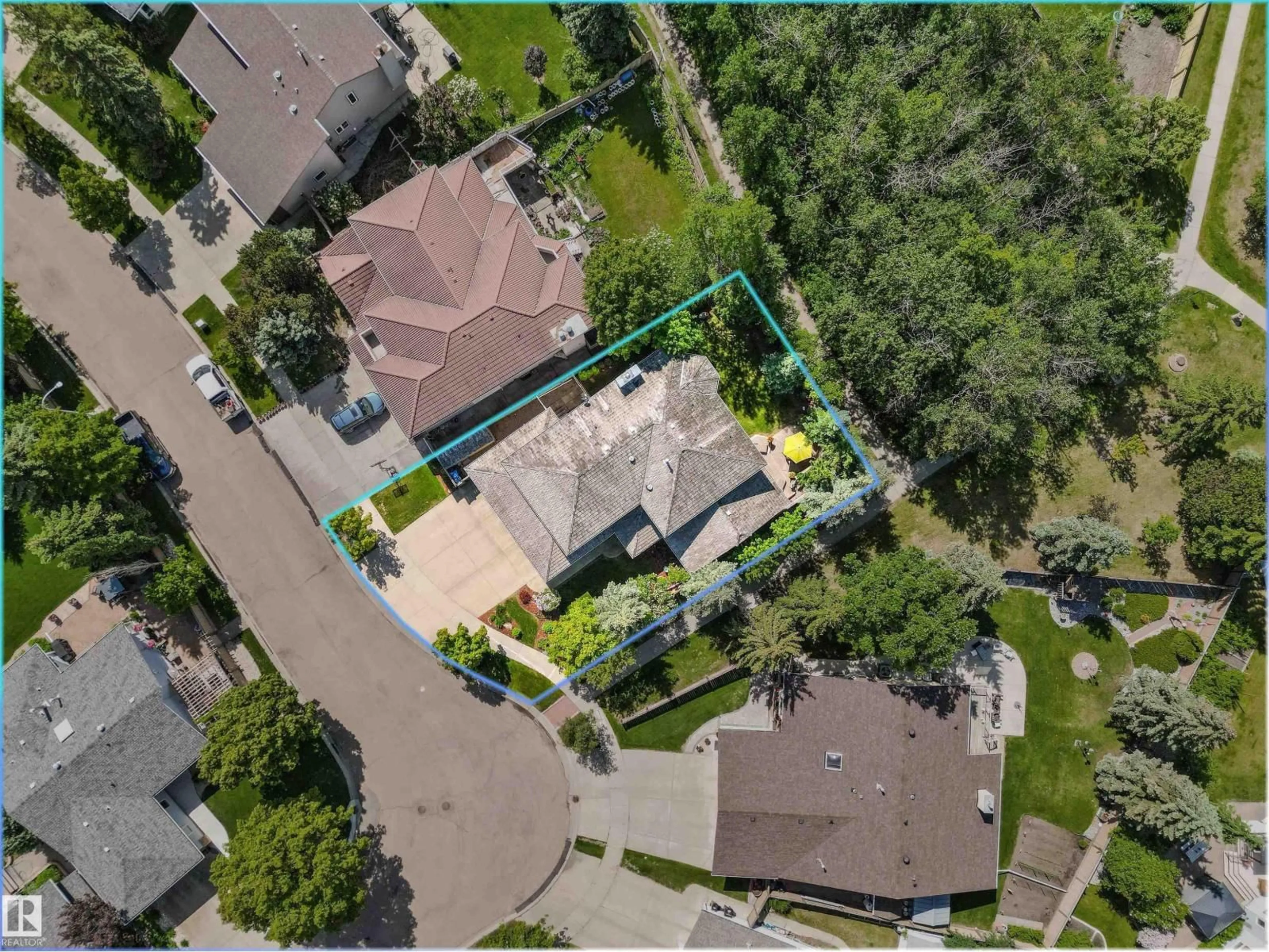 A pic from outside/outdoor area/front of a property/back of a property/a pic from drone, street for 624 BUTCHART WD, Edmonton Alberta T6R1R5