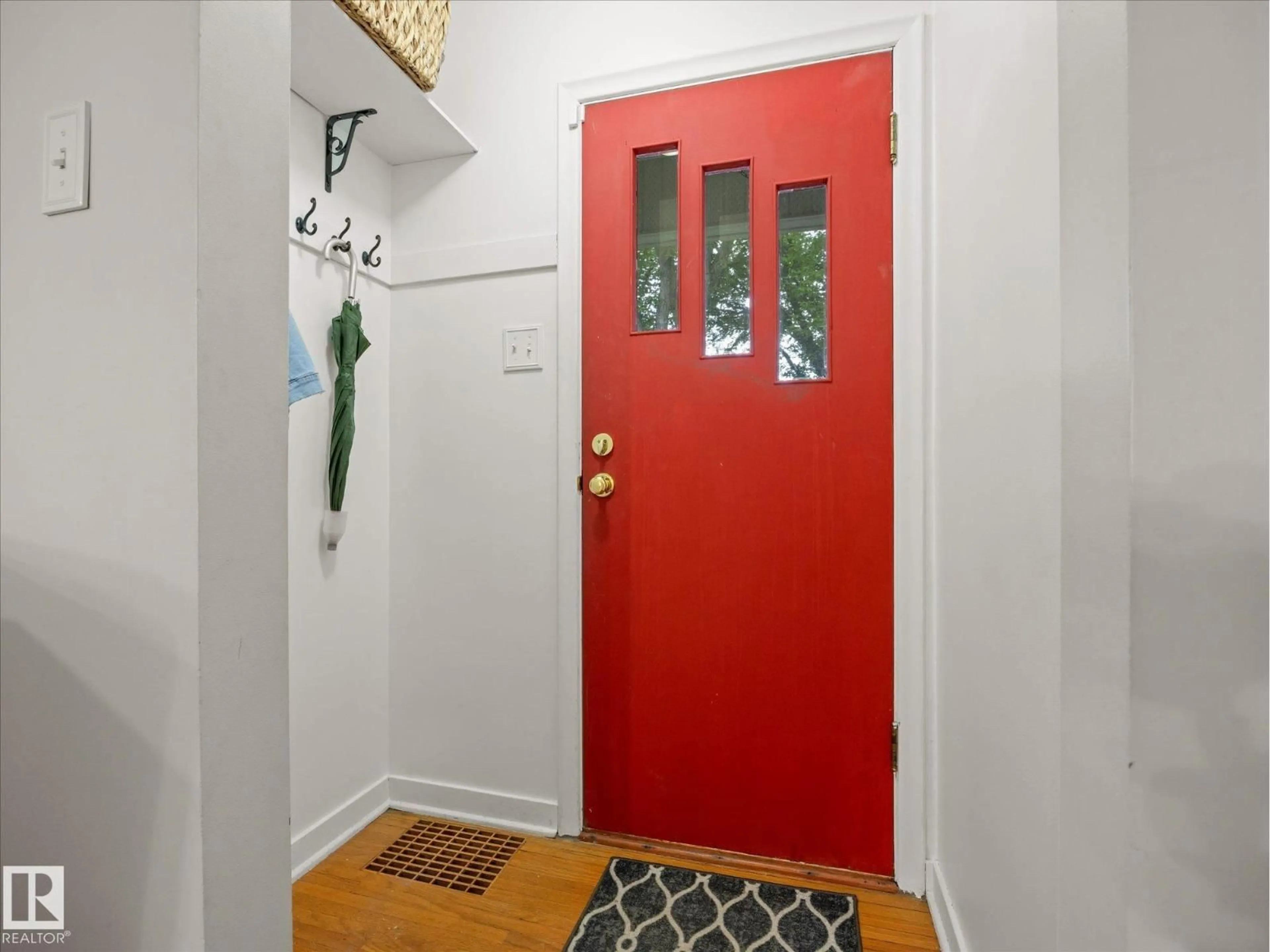 Indoor entryway for 10347 83 ST, Edmonton Alberta T6A3N9