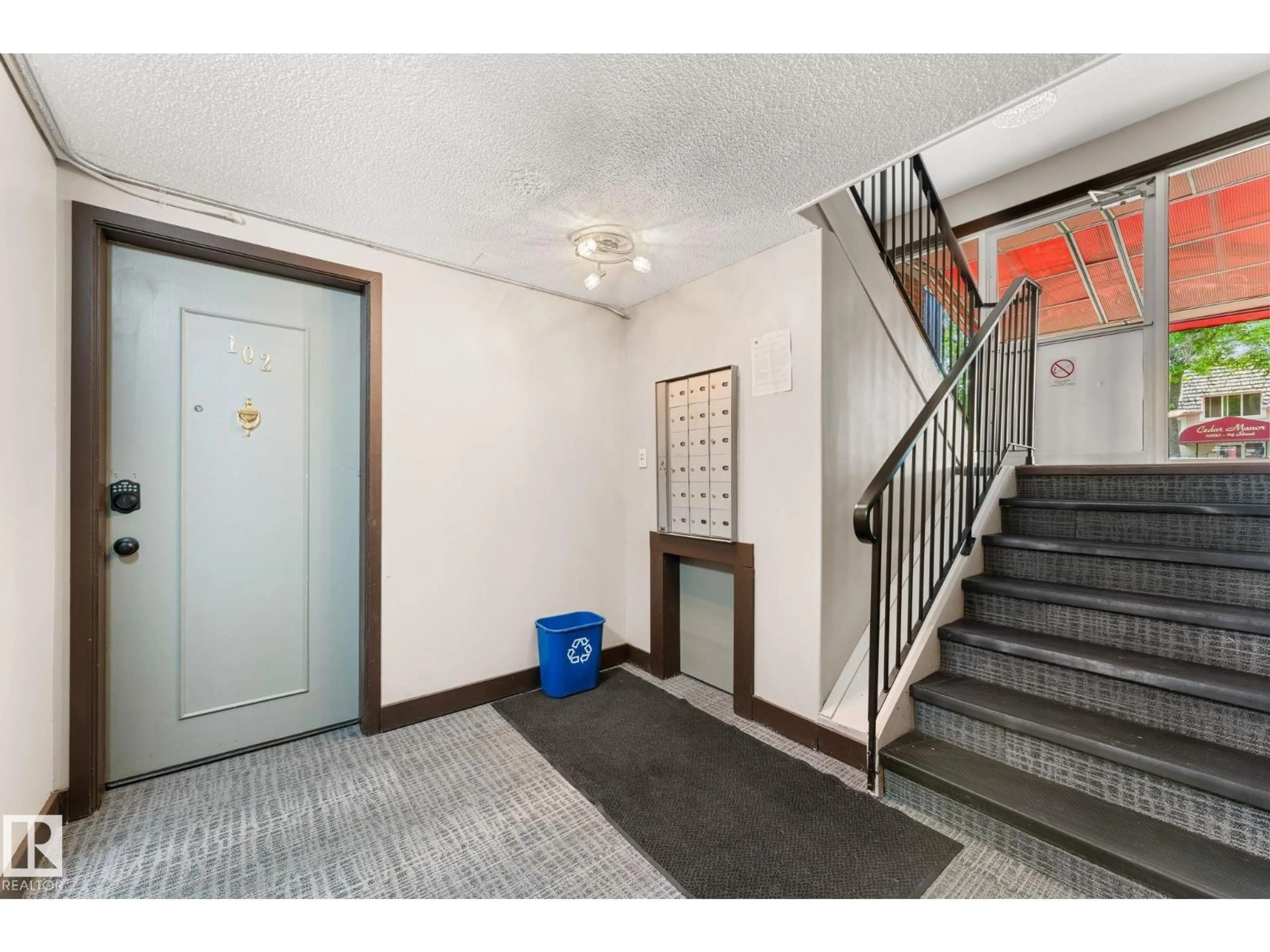Indoor foyer for 102 - 10225 114 ST NW, Edmonton Alberta T5K1S1