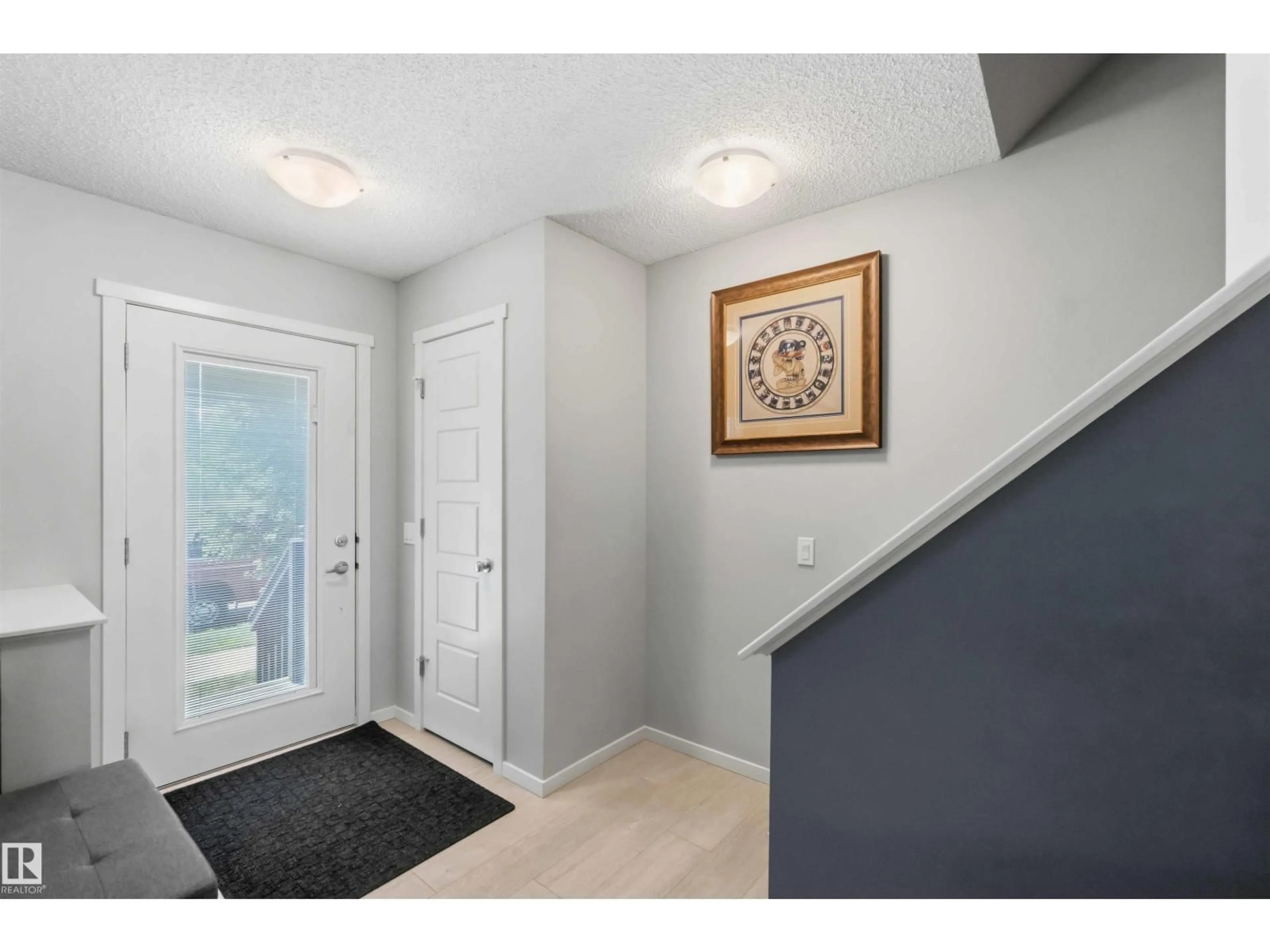 Indoor entryway for NW - 940 EAST GATE GA, Edmonton Alberta T6M0V4