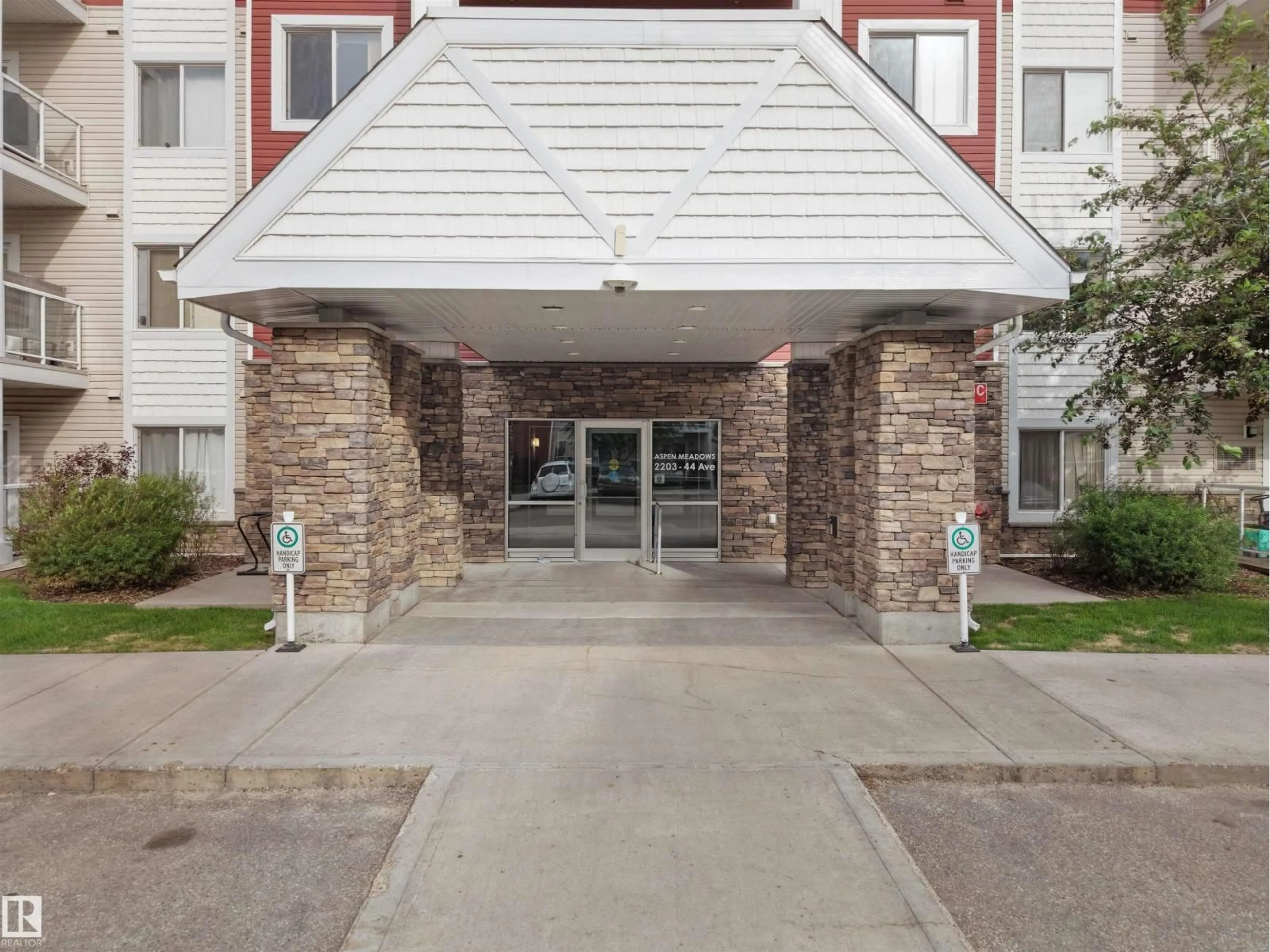 Indoor foyer for #415 - 2203 44 AVE NW, Edmonton Alberta T6T0T2
