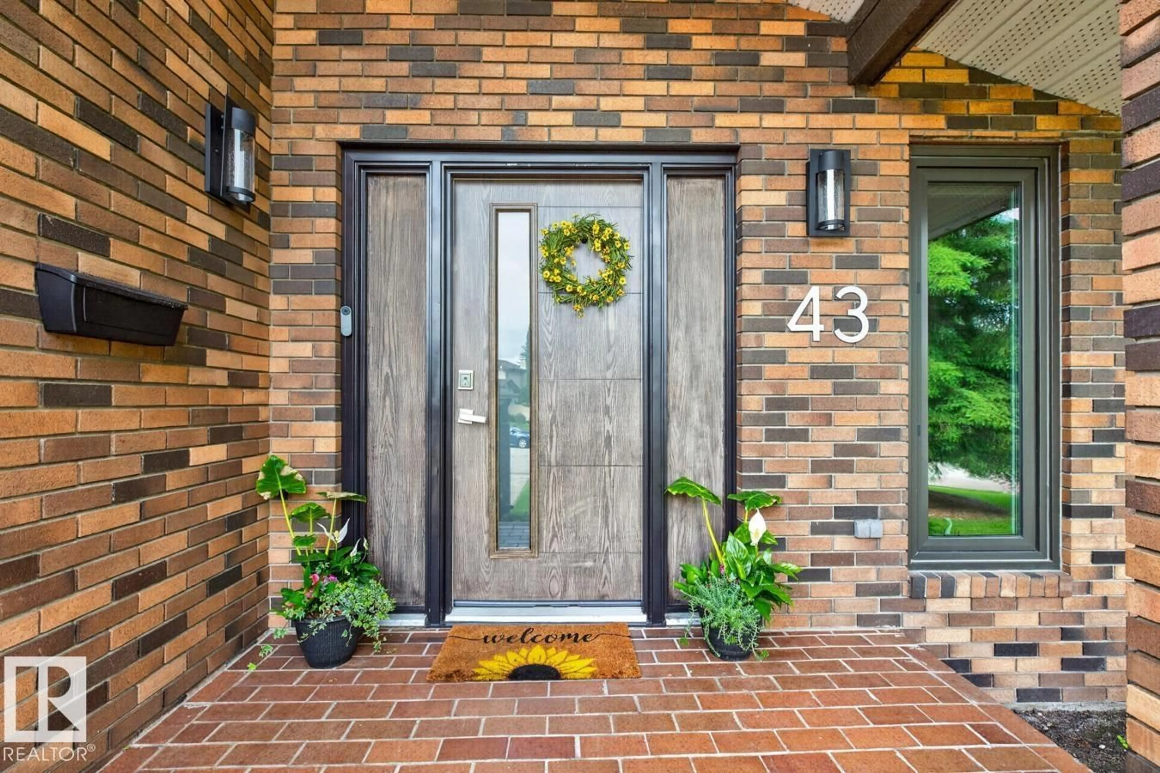 Indoor entryway for 43 MANCHESTER DR, Sherwood Park Alberta T8A0T3