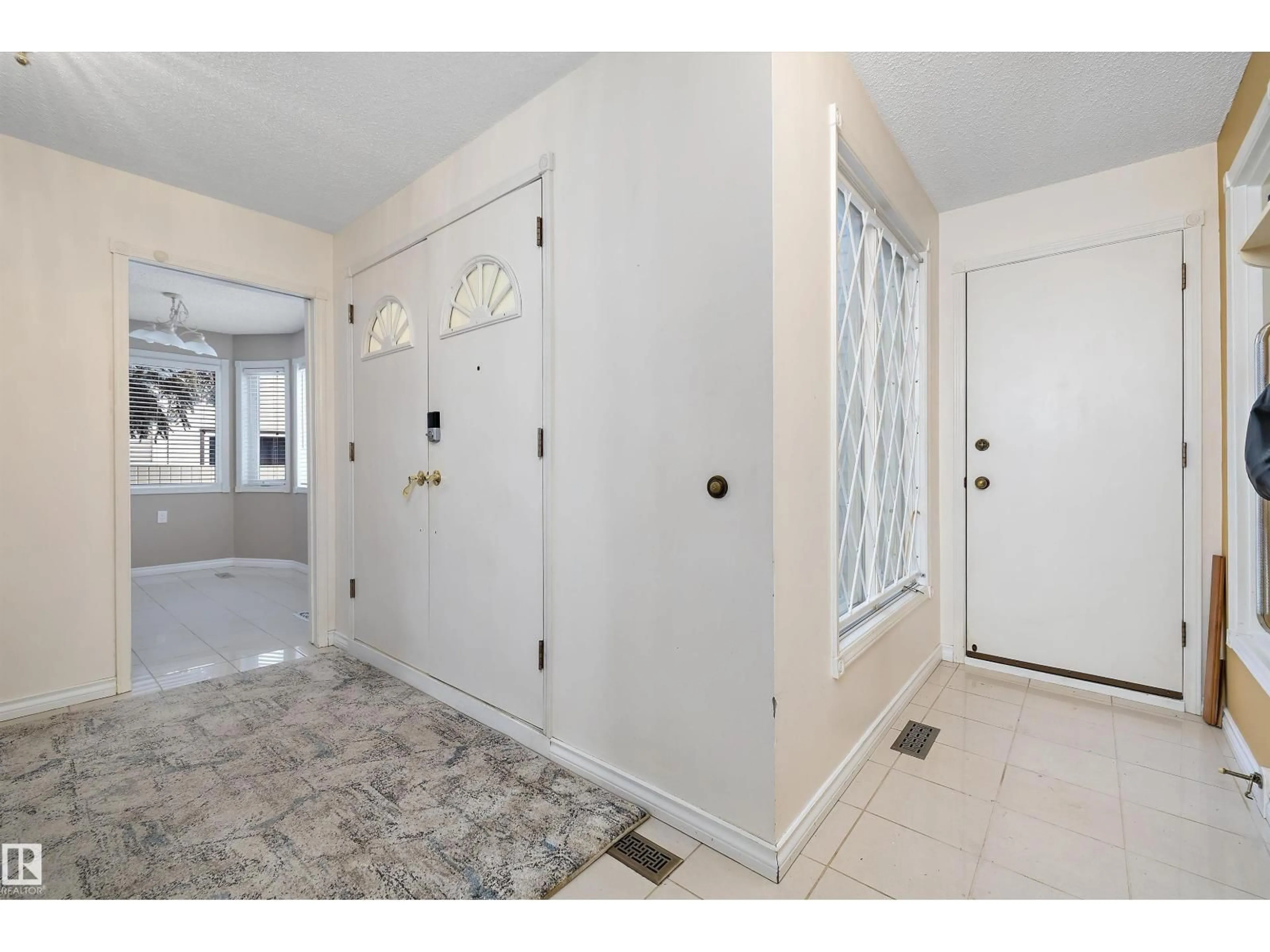 Indoor entryway for 1027 109 ST, Edmonton Alberta T6J5G2