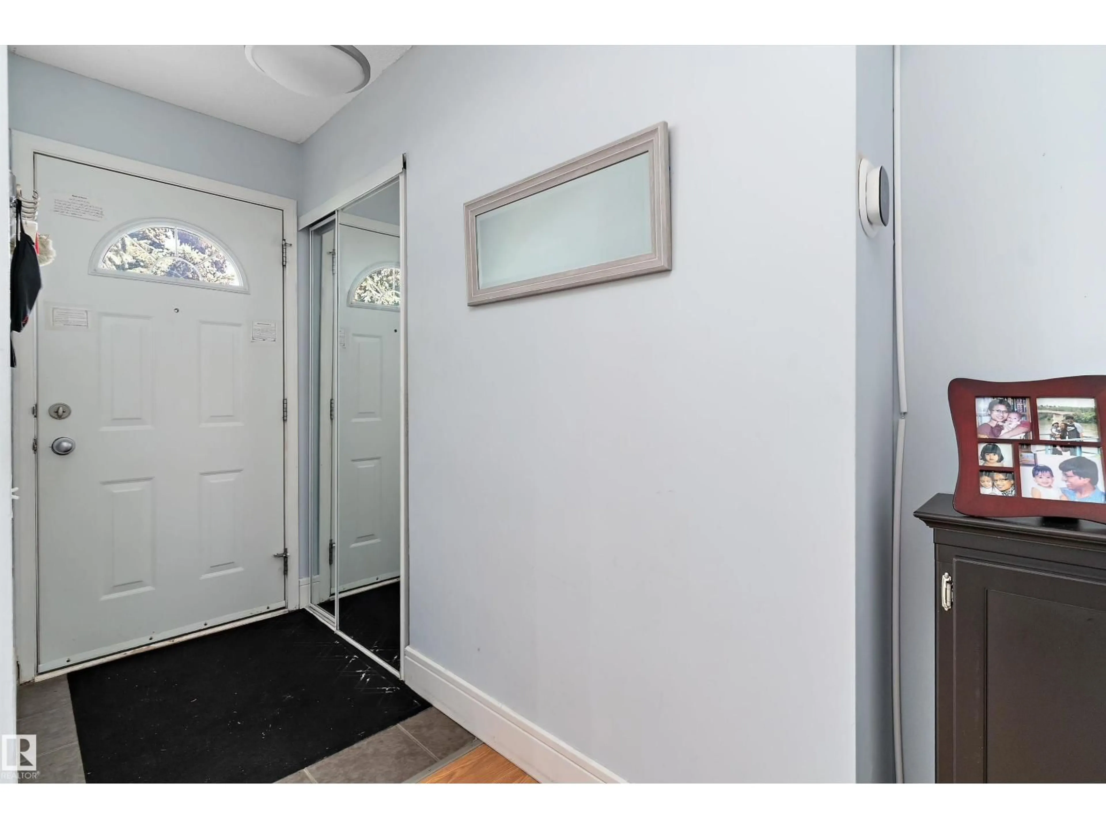 Indoor entryway for 113 MAYFAIR MEWS ME, Edmonton Alberta T5E5R7