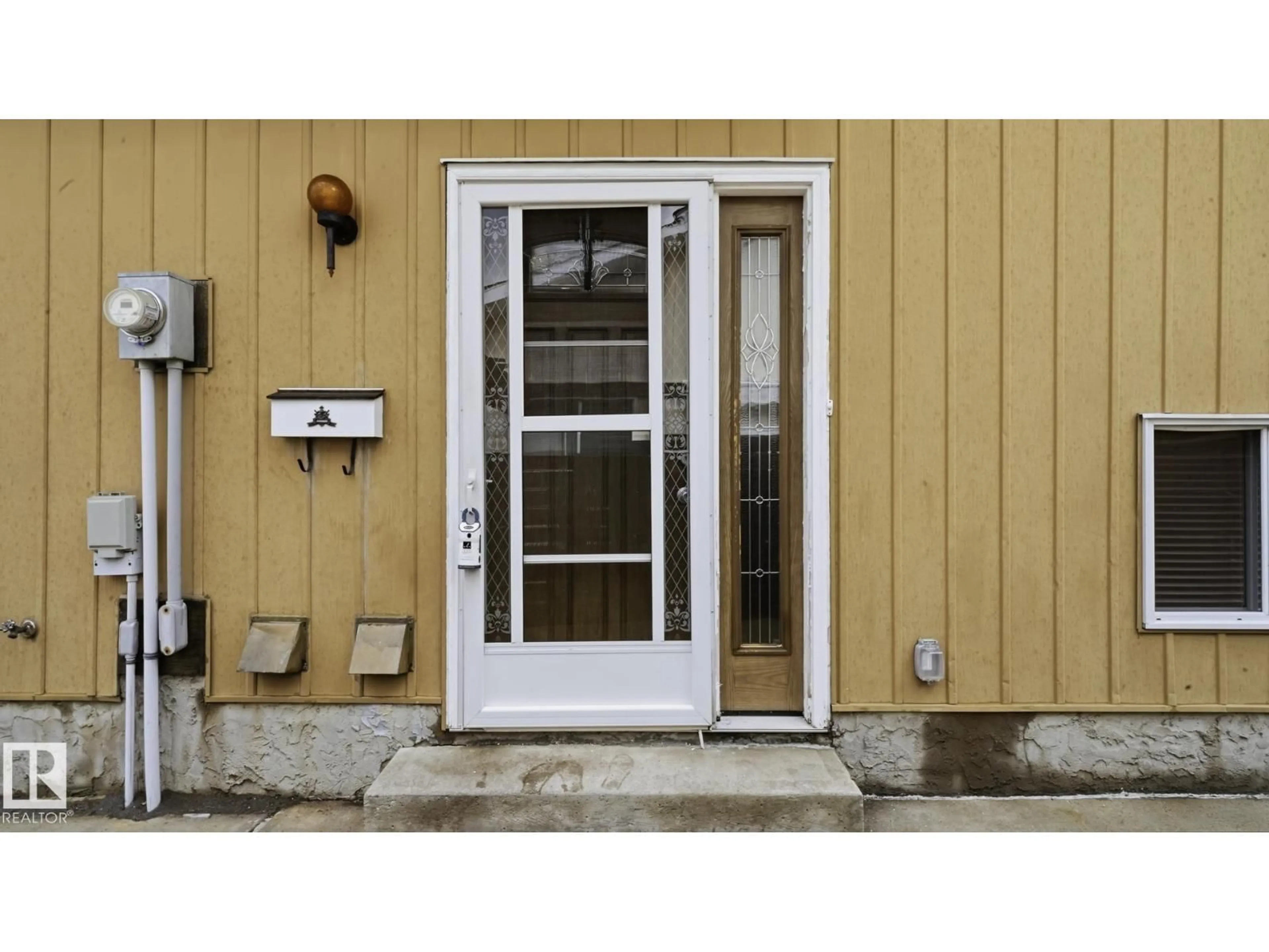 Indoor entryway for 5507 51 AV, Beaumont Alberta T4X1E2