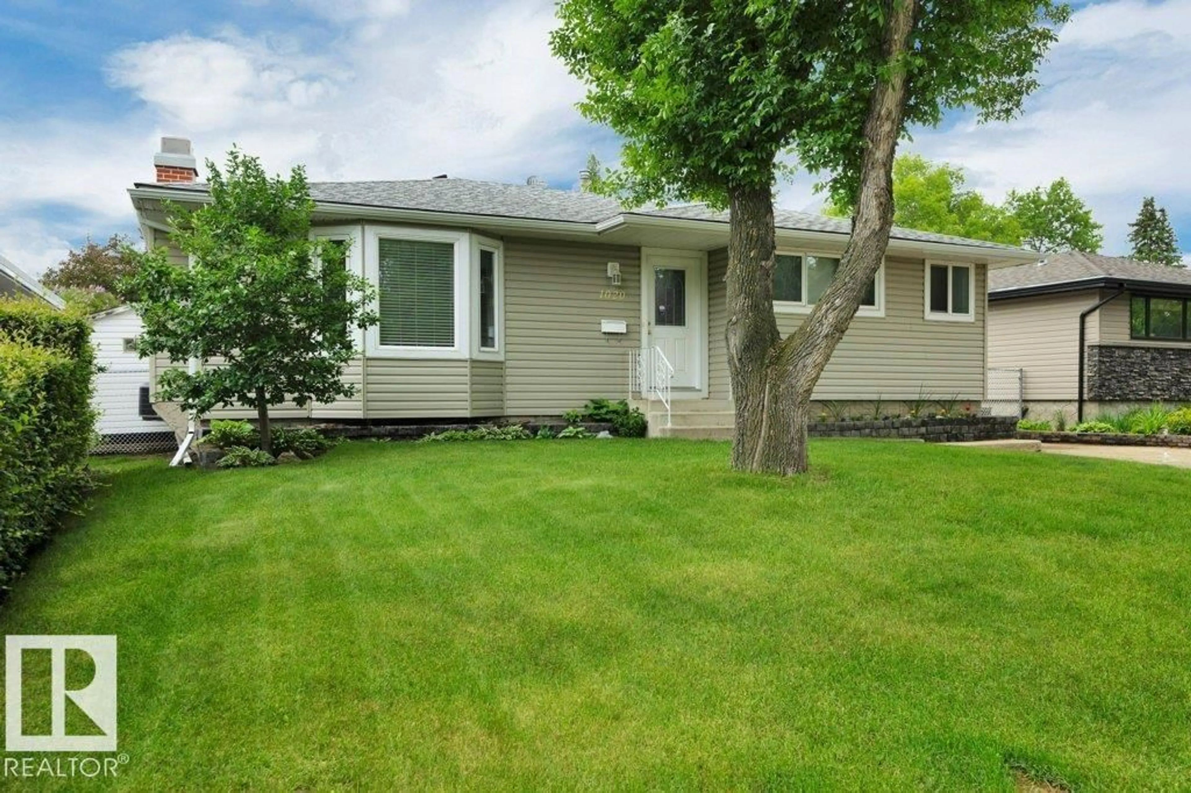 Home with vinyl exterior material, street for 1020 KEITH ROAD, Sherwood Park Alberta T8A1G3