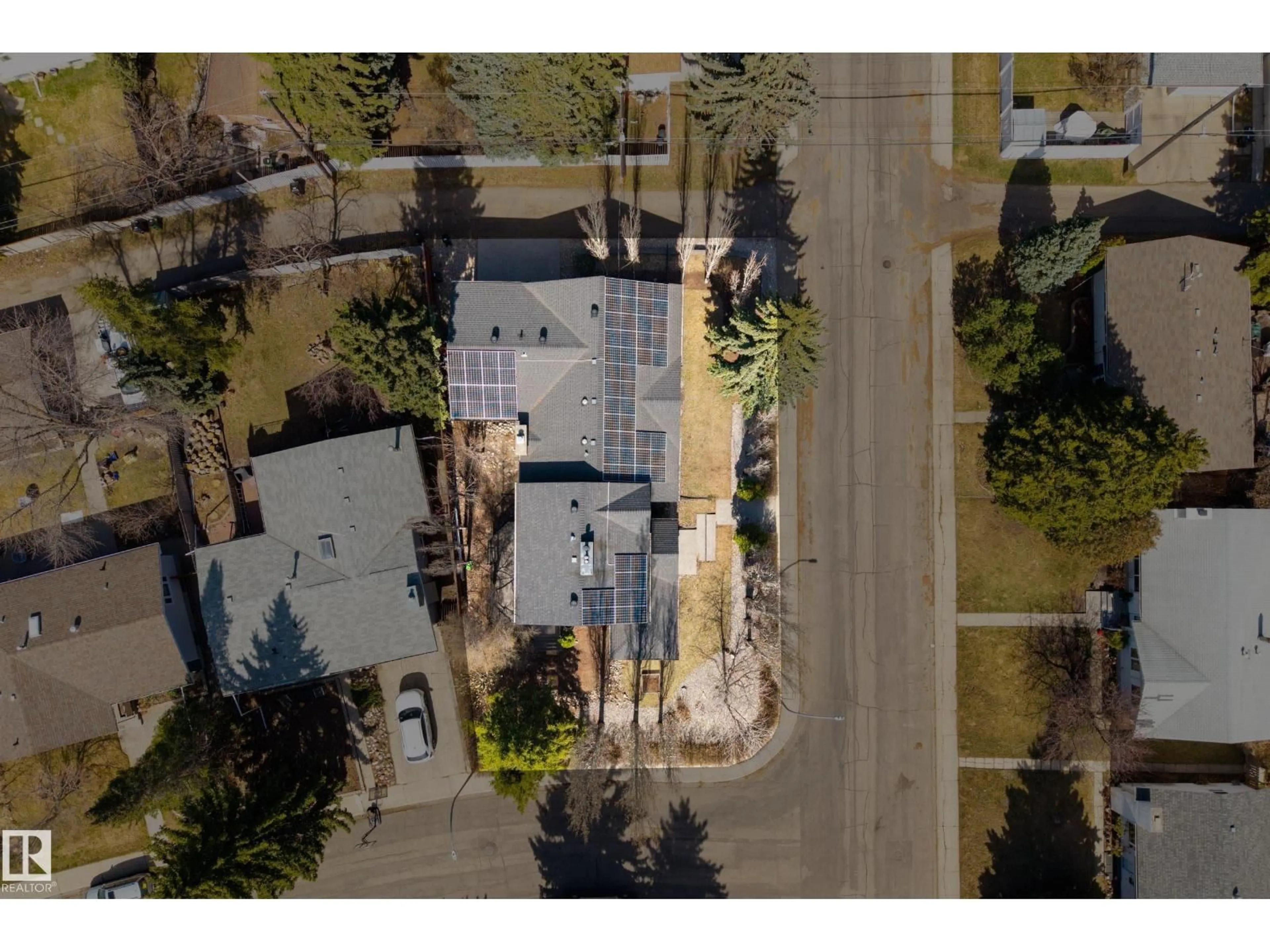 A pic from outside/outdoor area/front of a property/back of a property/a pic from drone, street for 11908 41A AV, Edmonton Alberta T6J0V9