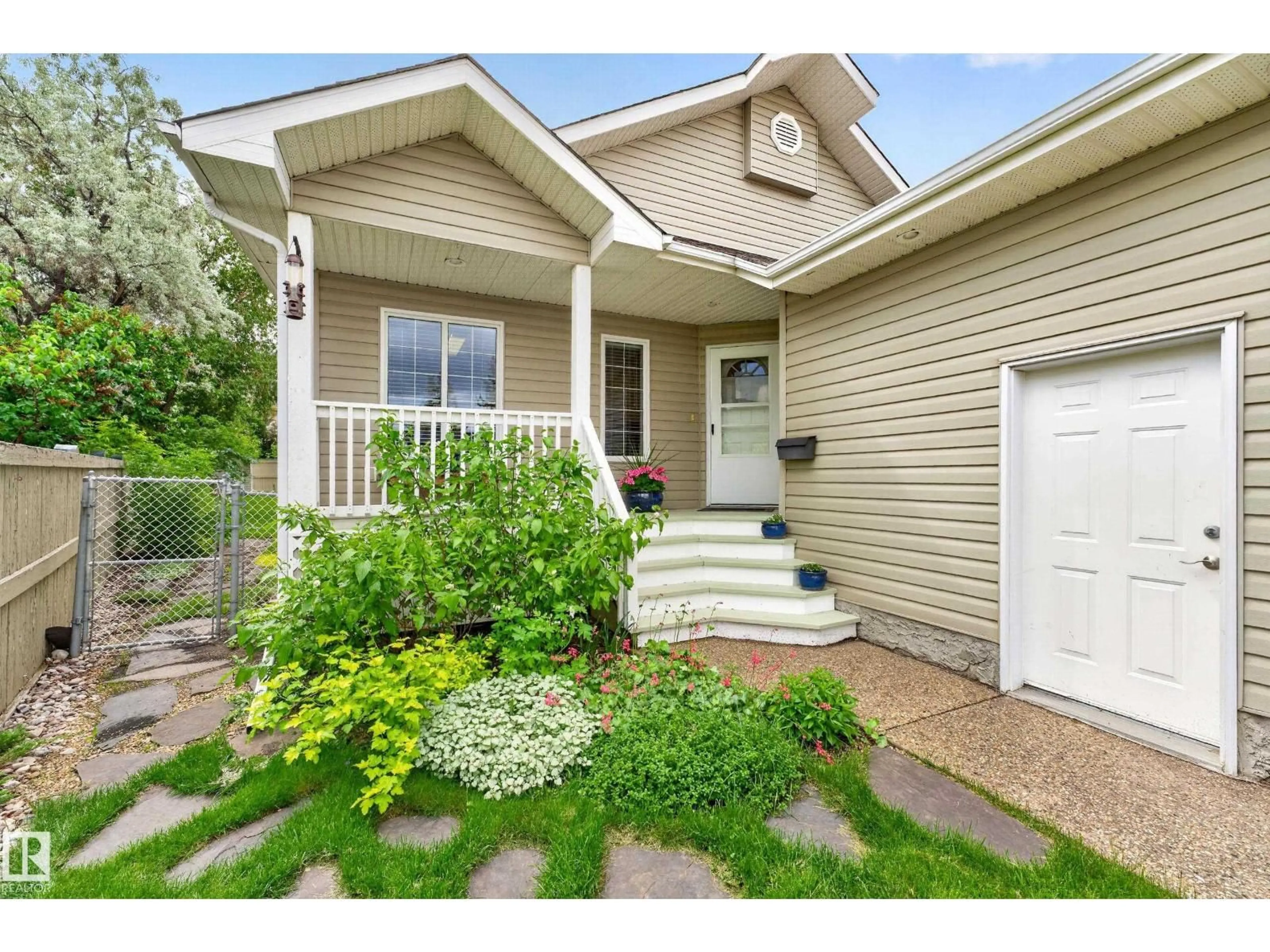 Home with vinyl exterior material, street for 395 MEADOWVIEW TC, Sherwood Park Alberta T8H1X7