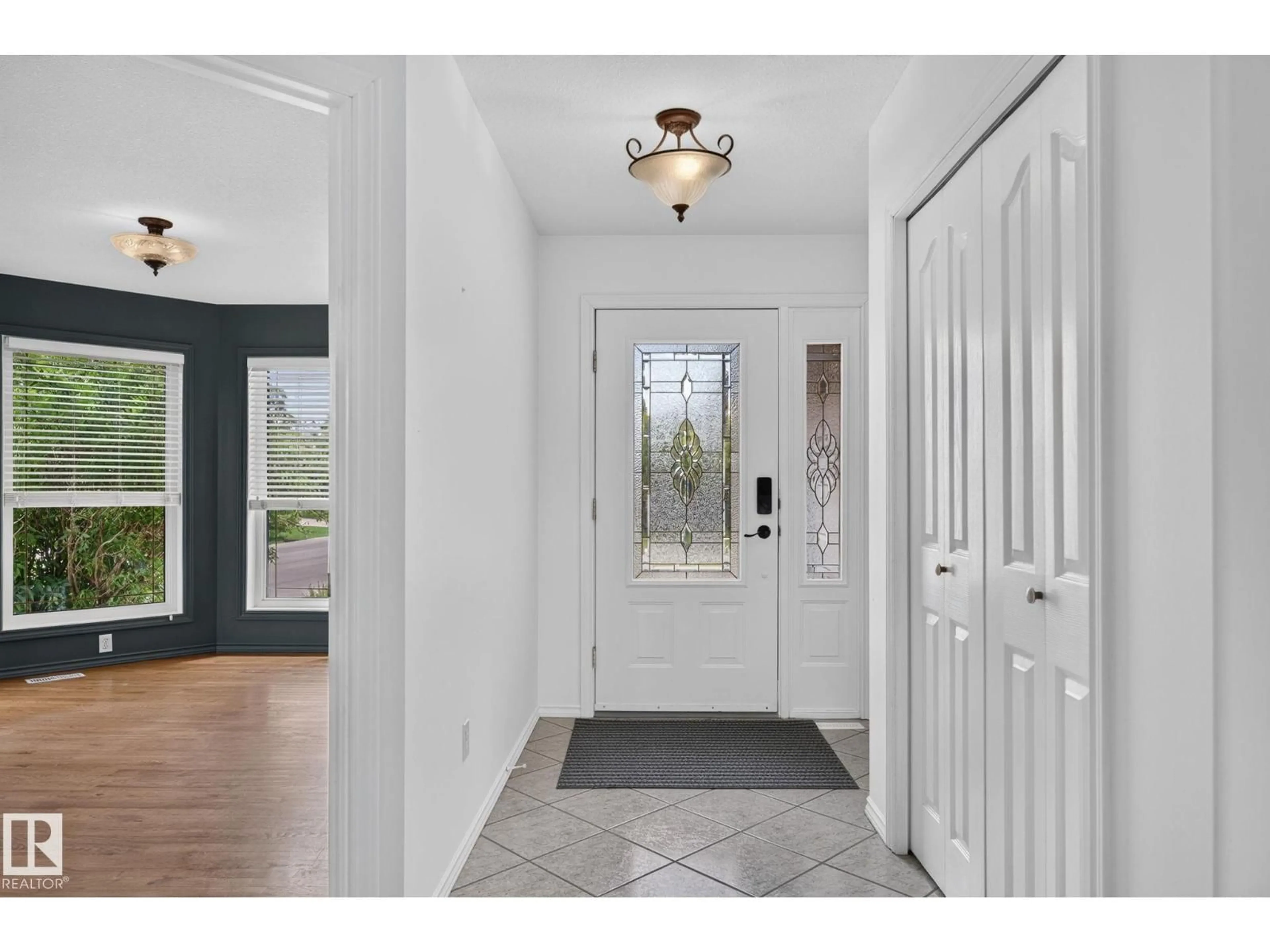 Indoor entryway for 86 HERITAGE CR, Stony Plain Alberta T7Z2M6