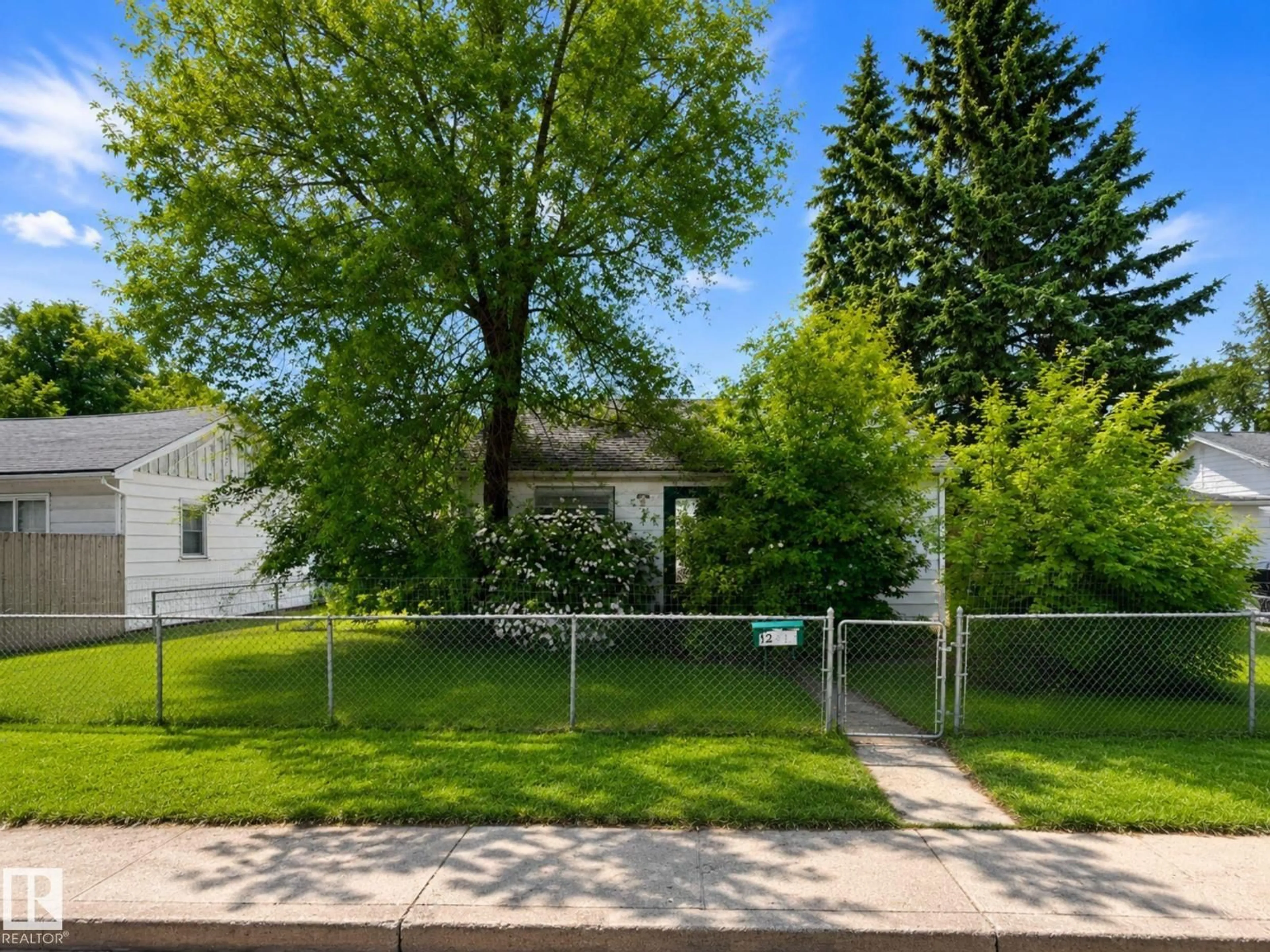 A pic from outside/outdoor area/front of a property/back of a property/a pic from drone, street for 12412 91 ST, Edmonton Alberta T5E3S4