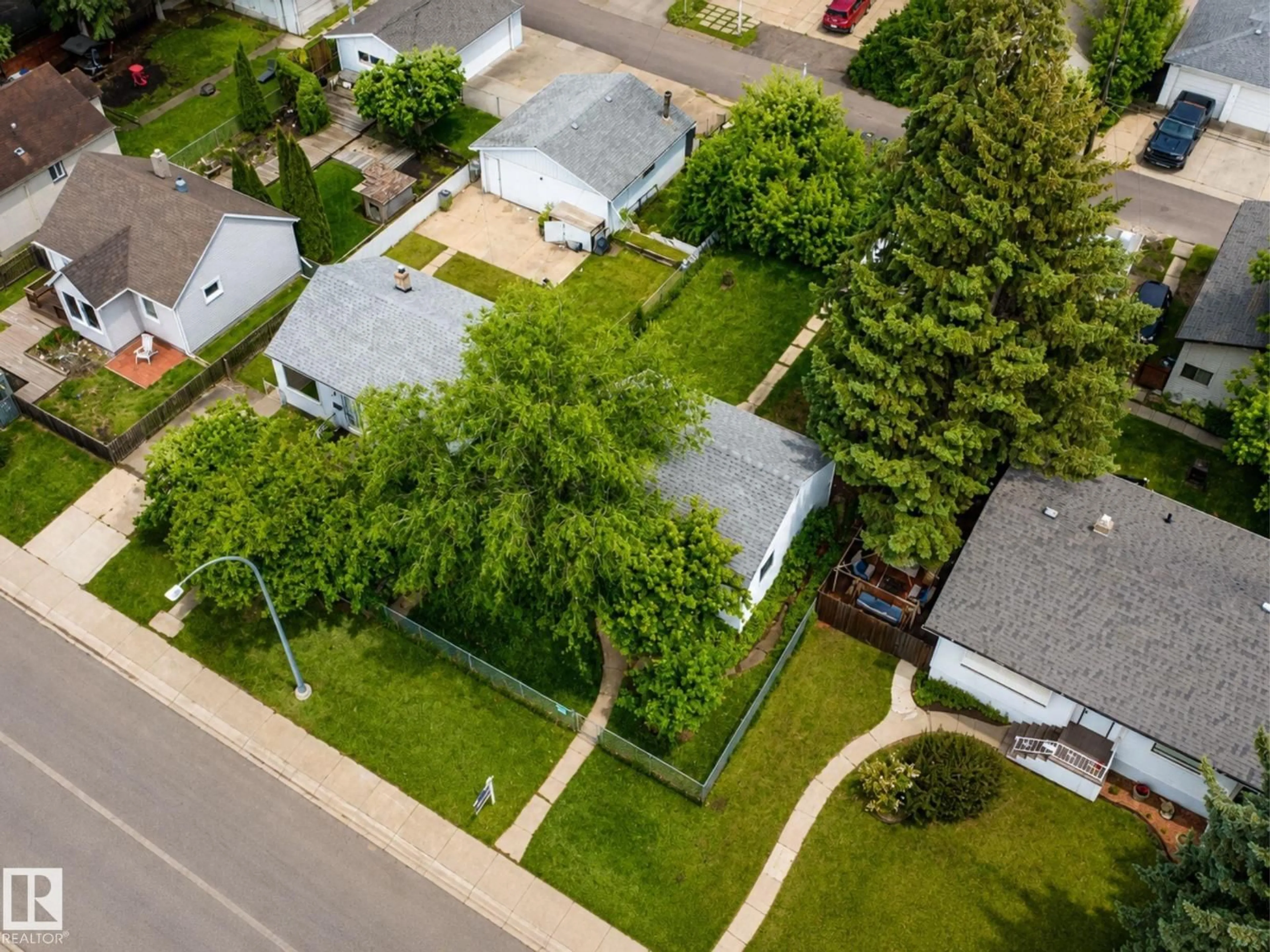 A pic from outside/outdoor area/front of a property/back of a property/a pic from drone, street for 12412 91 ST, Edmonton Alberta T5E3S4