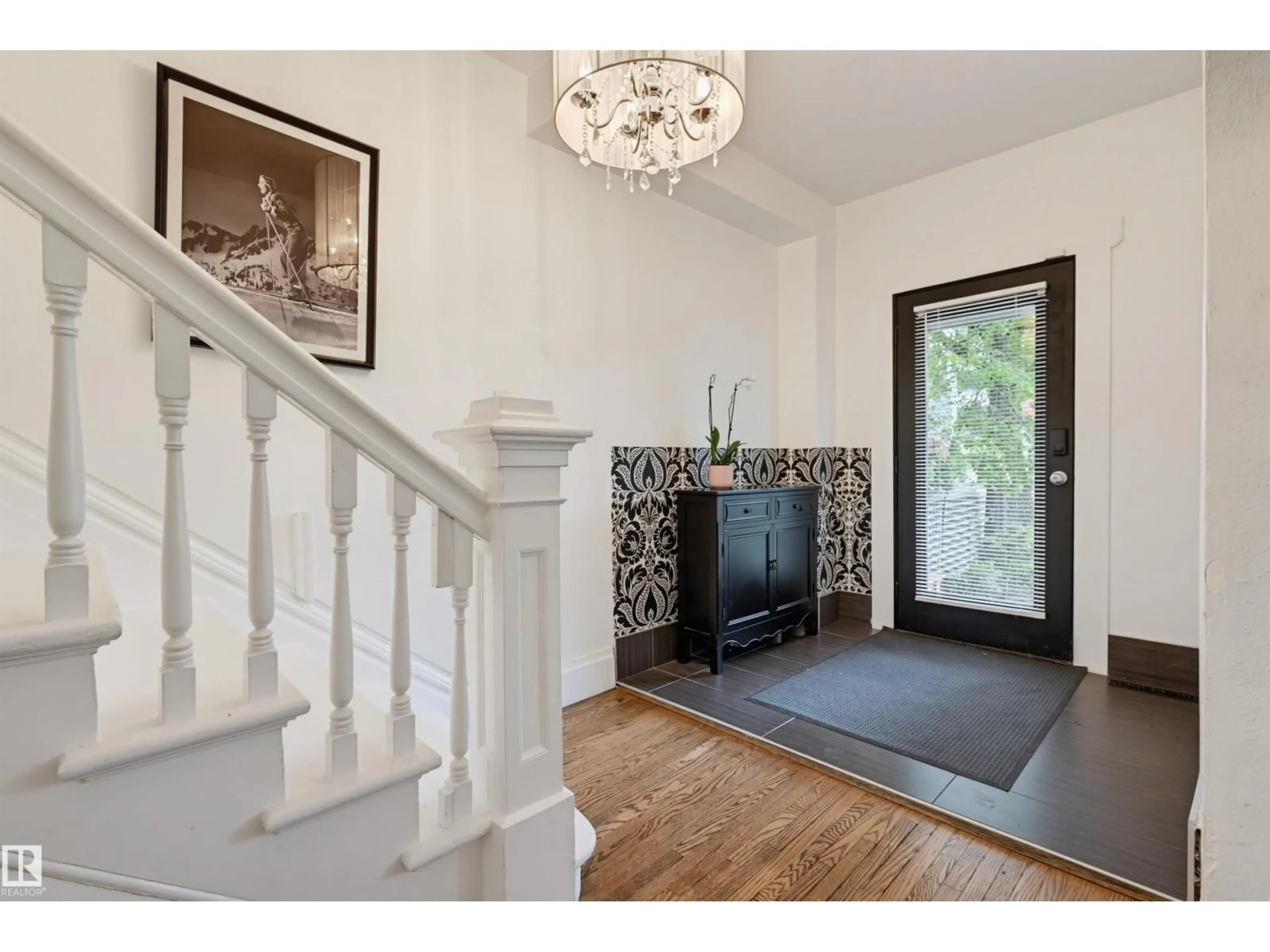 Indoor entryway for 10523 127 ST, Edmonton Alberta T5N1V8