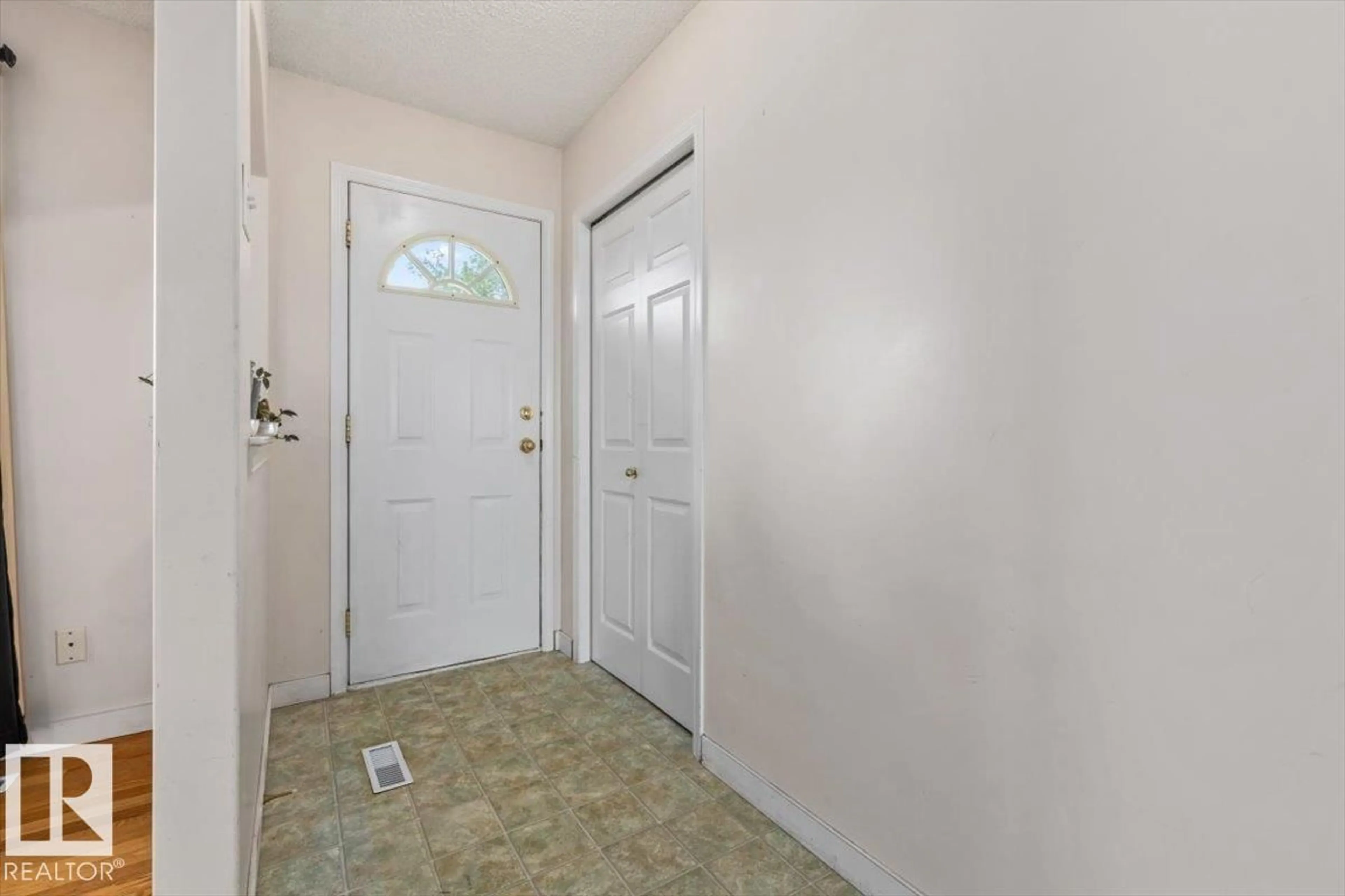 Indoor entryway for 5126 53 STREET, Legal Alberta T0G1L0