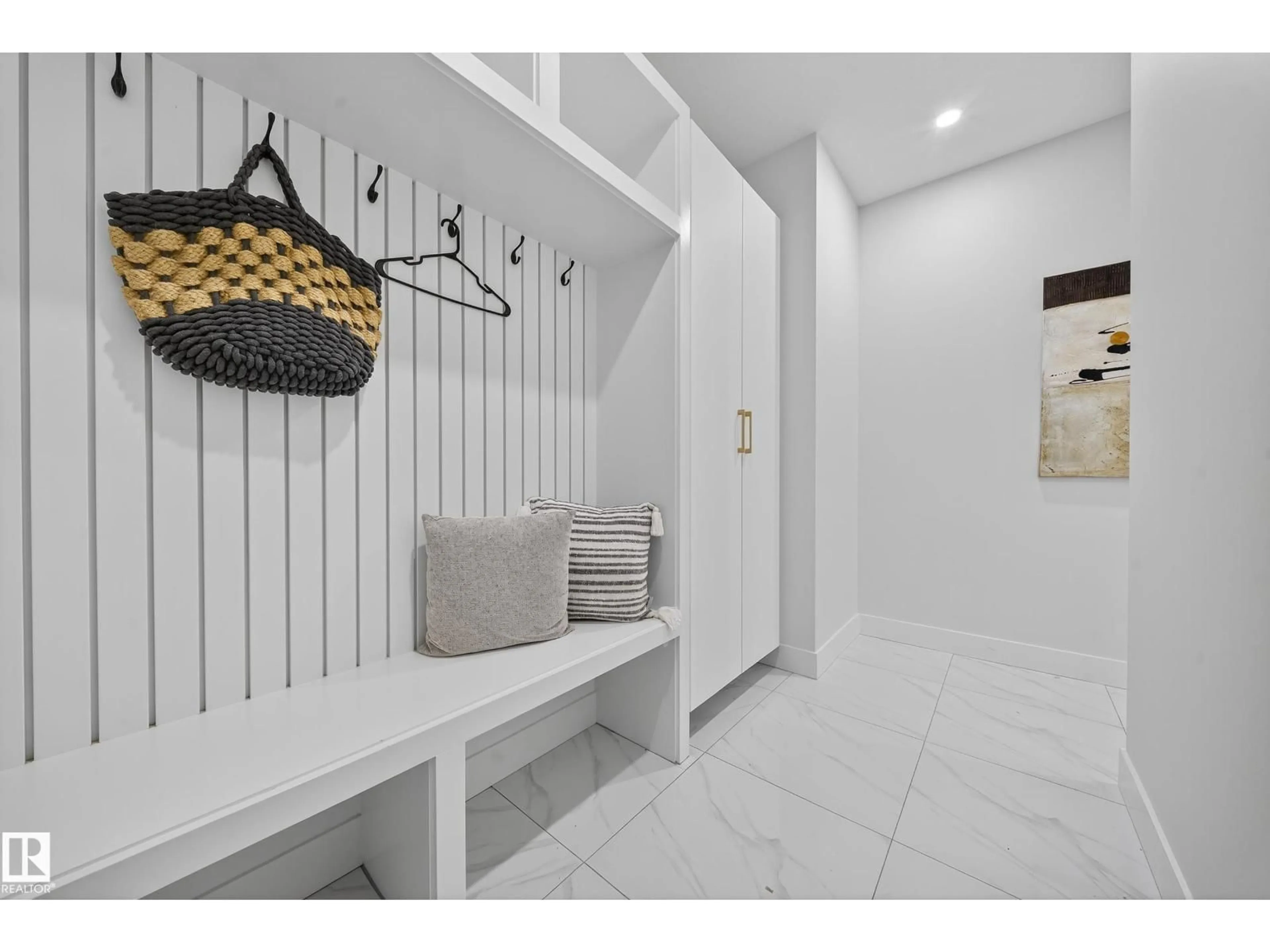 Indoor entryway for 372 CREEKSIDE GREEN, Leduc Alberta T9E1W5