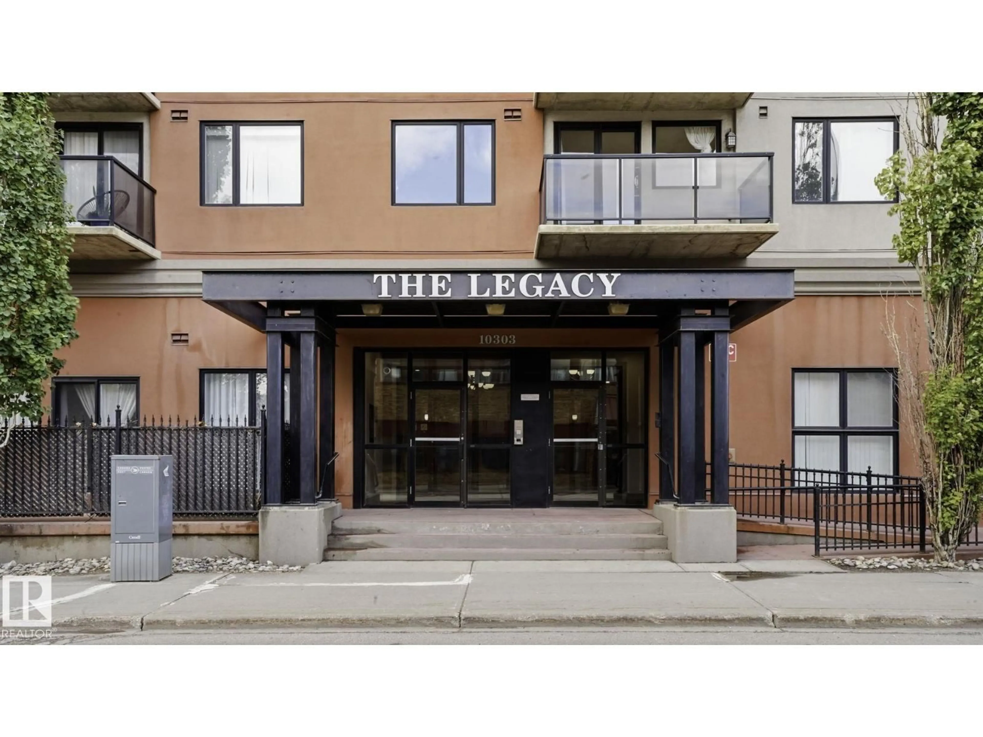 Indoor entryway for 1708 105 ST NW, Edmonton Alberta T5J5G3