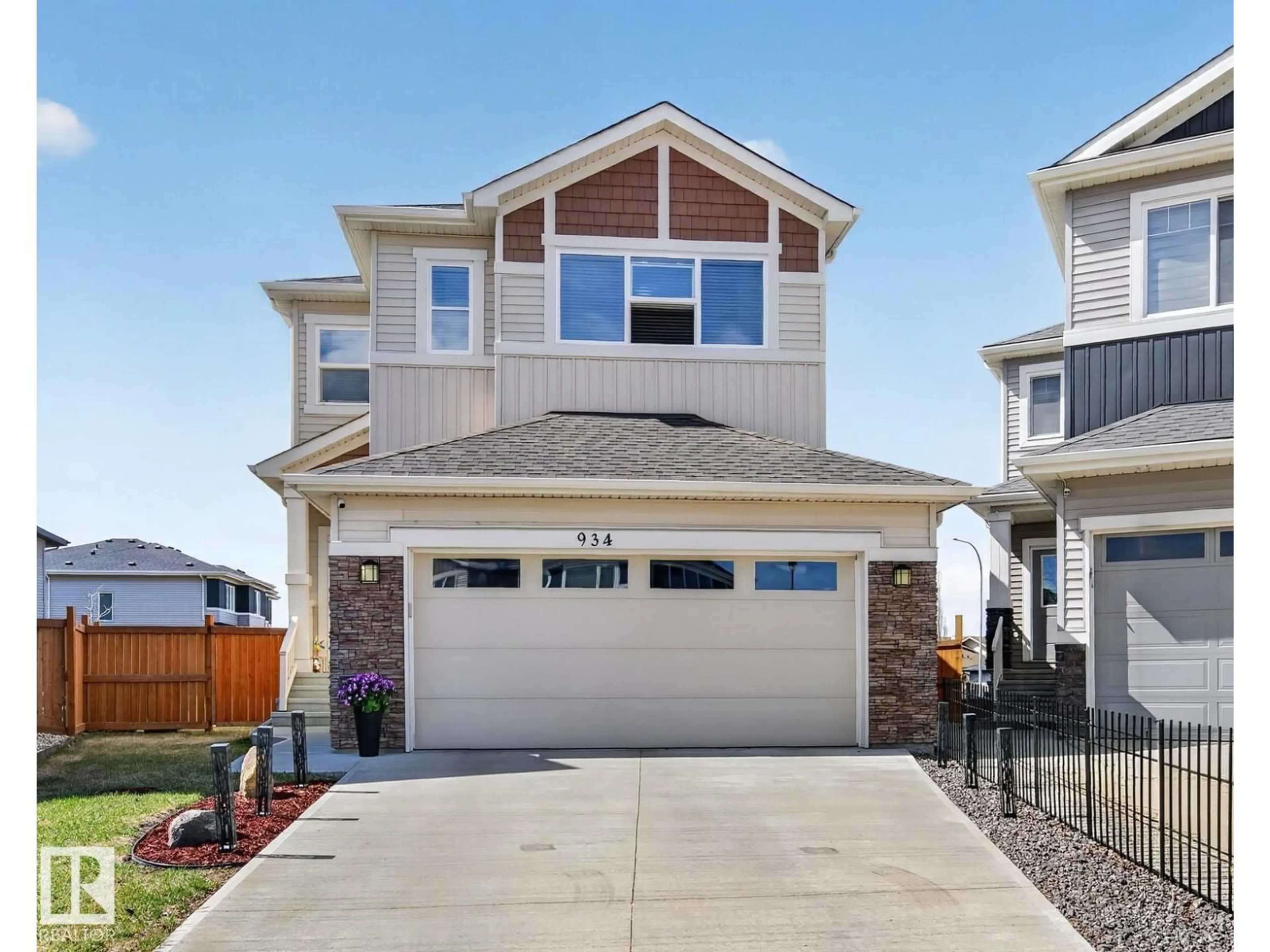 Home with vinyl exterior material, street for 934 BERG PL, Leduc Alberta T9E1J6