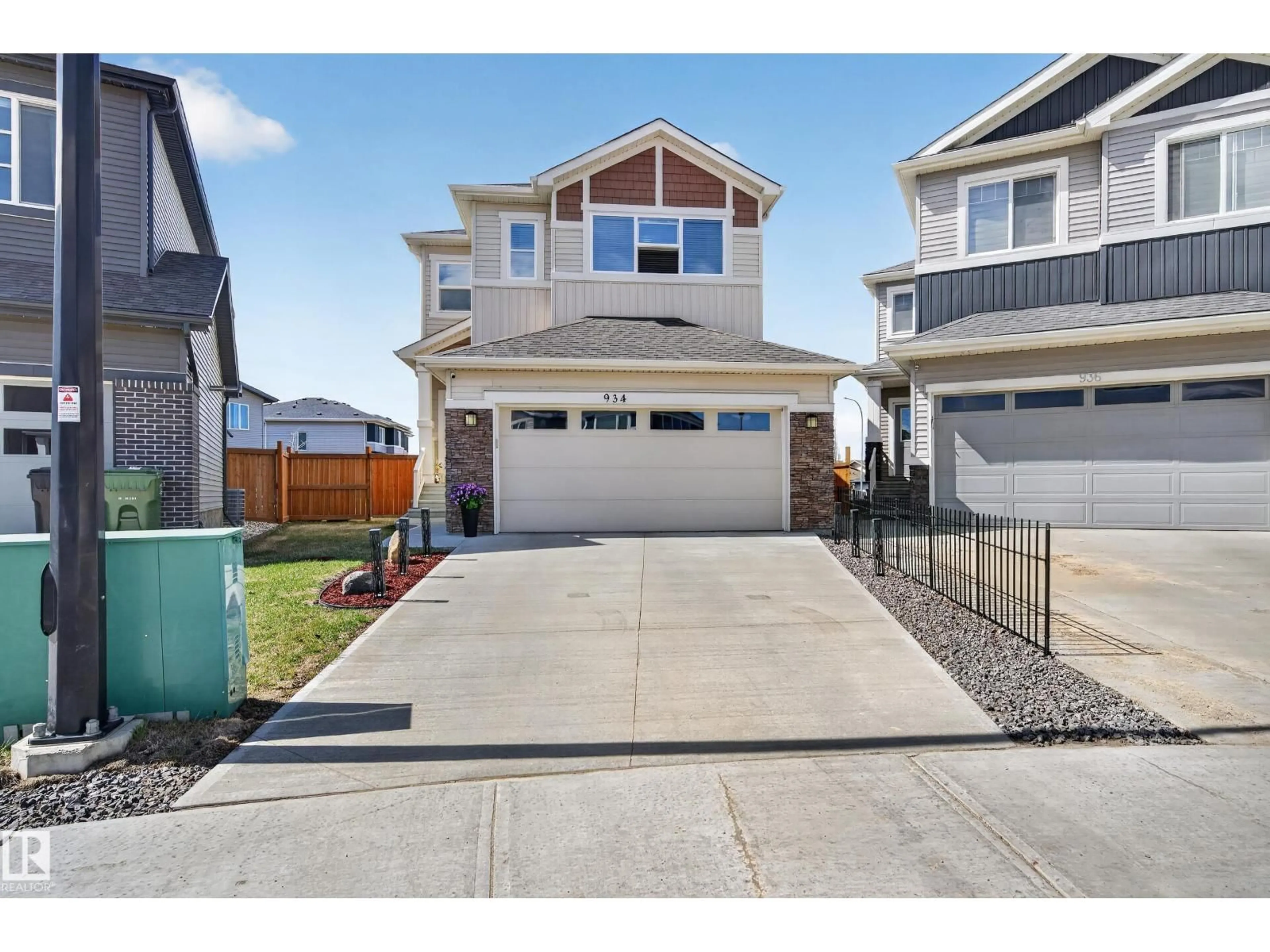 Home with vinyl exterior material, street for 934 BERG PL, Leduc Alberta T9E1J6