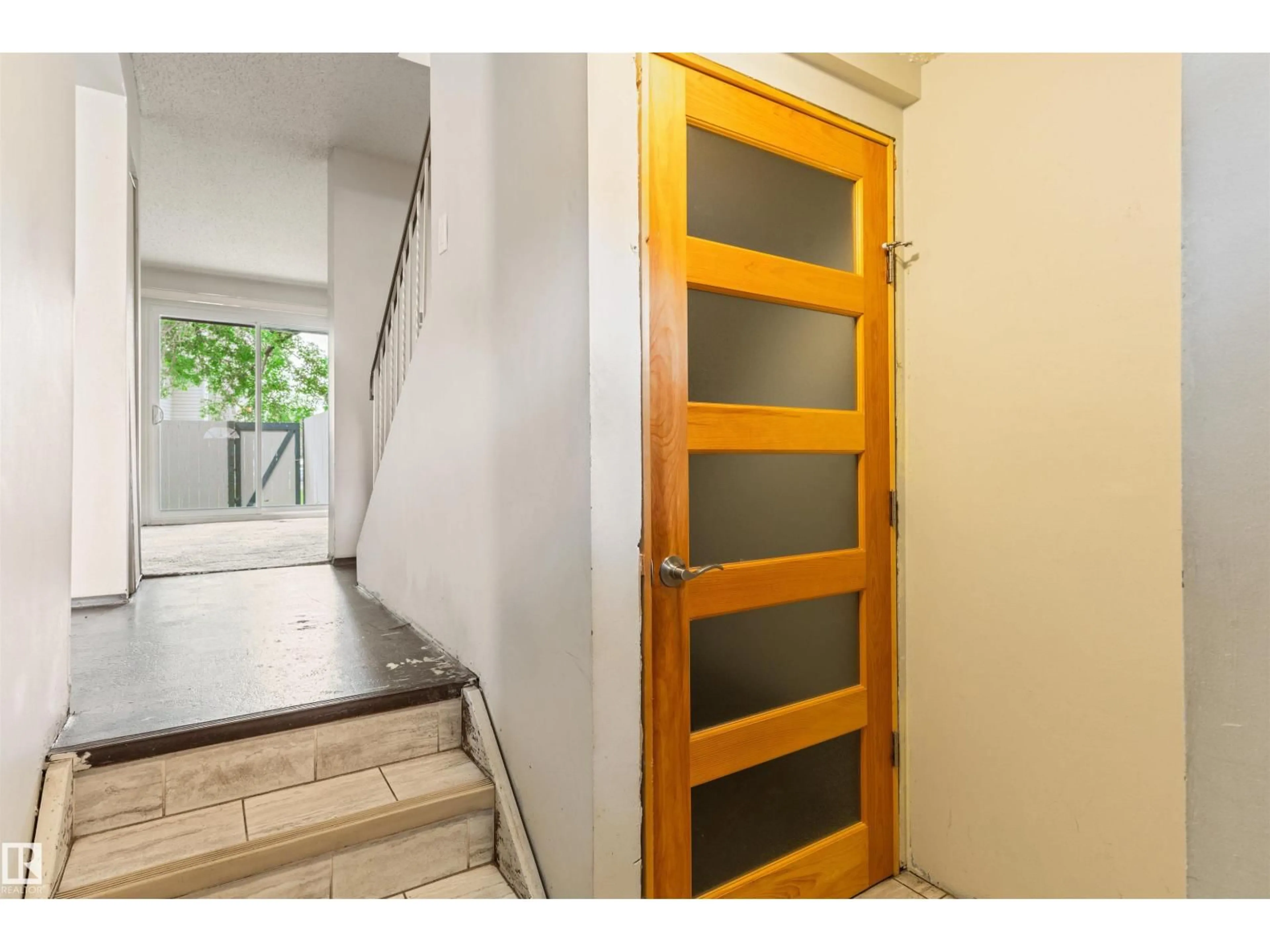 Indoor entryway for 13828 24 ST, Edmonton Alberta T5Y1B6