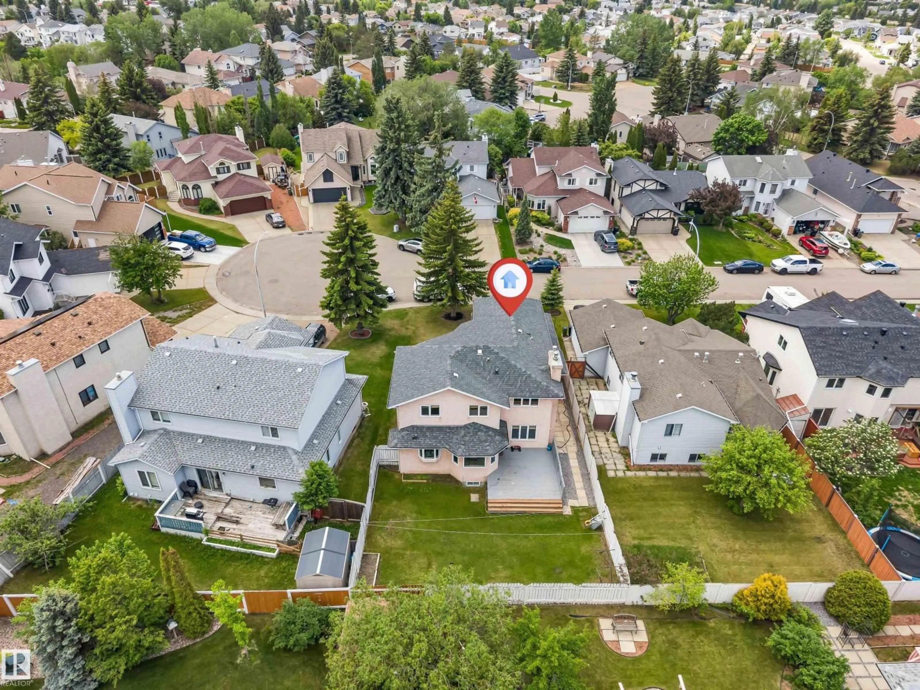 A pic from outside/outdoor area/front of a property/back of a property/a pic from drone, street for 4465 32A ST NW, Edmonton Alberta T6T1E8
