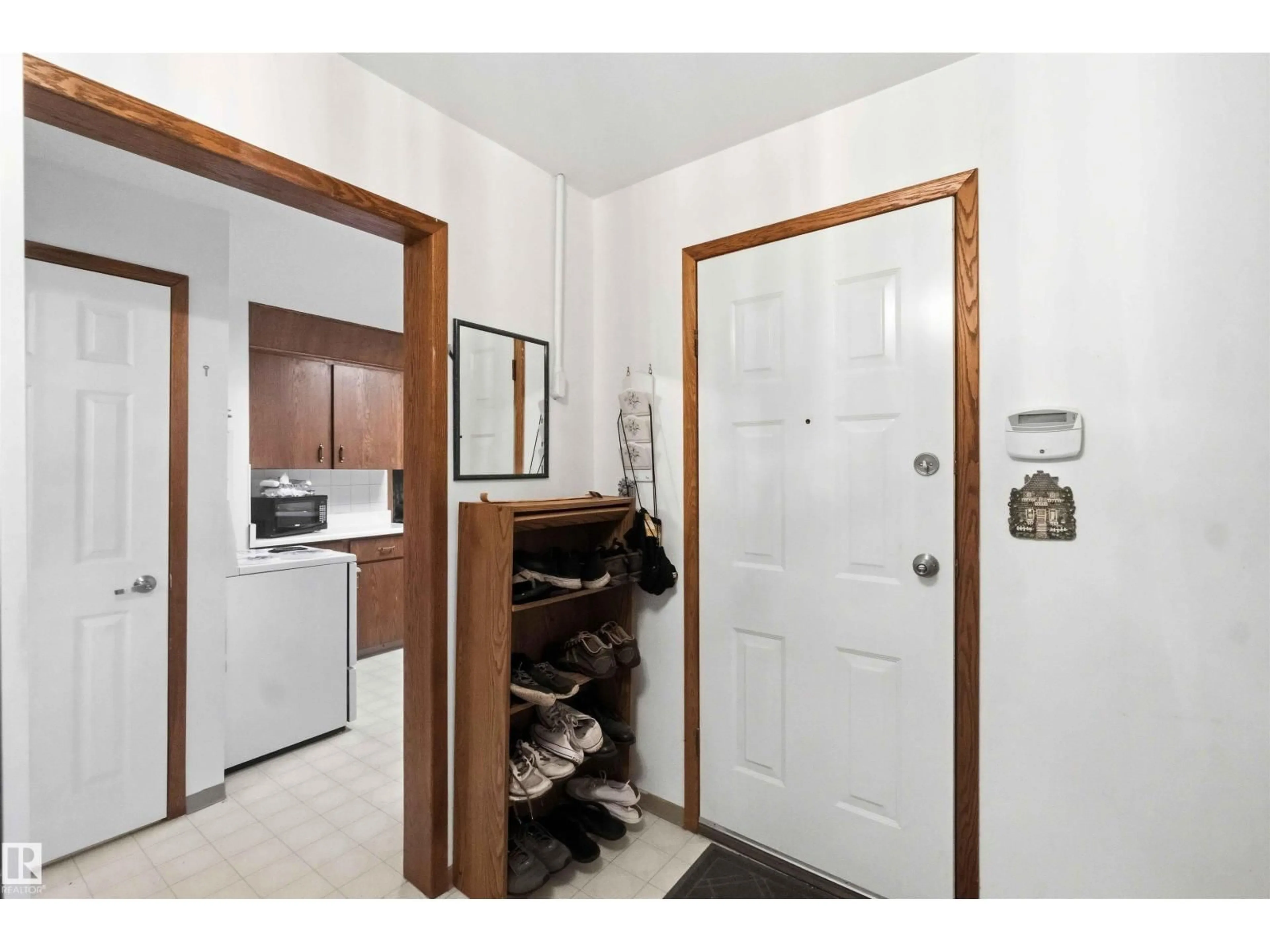 Indoor entryway for 12016 61 ST, Edmonton Alberta T5W4B1