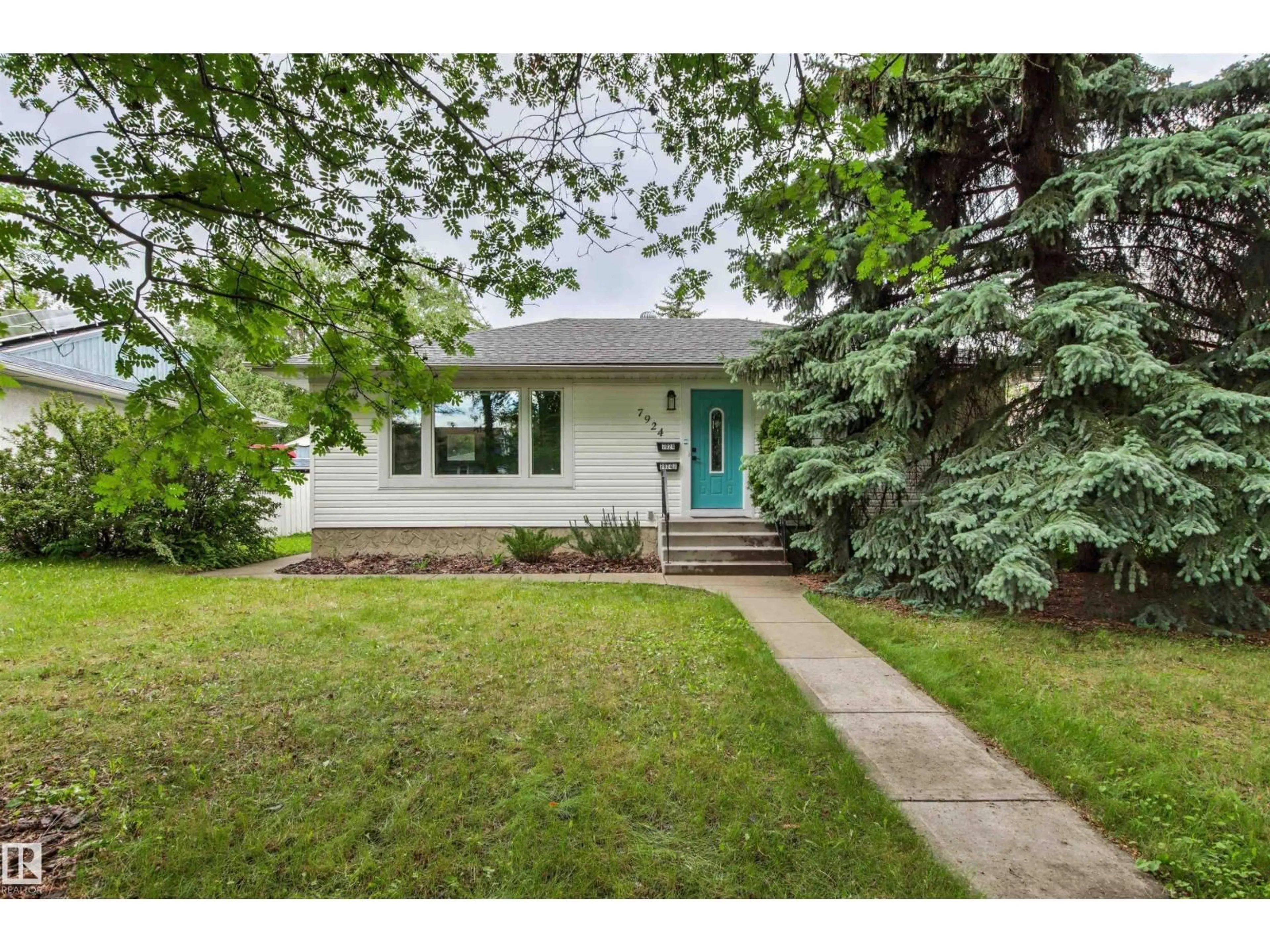 Home with vinyl exterior material, street for 7924 89 AV, Edmonton Alberta T6C1N5