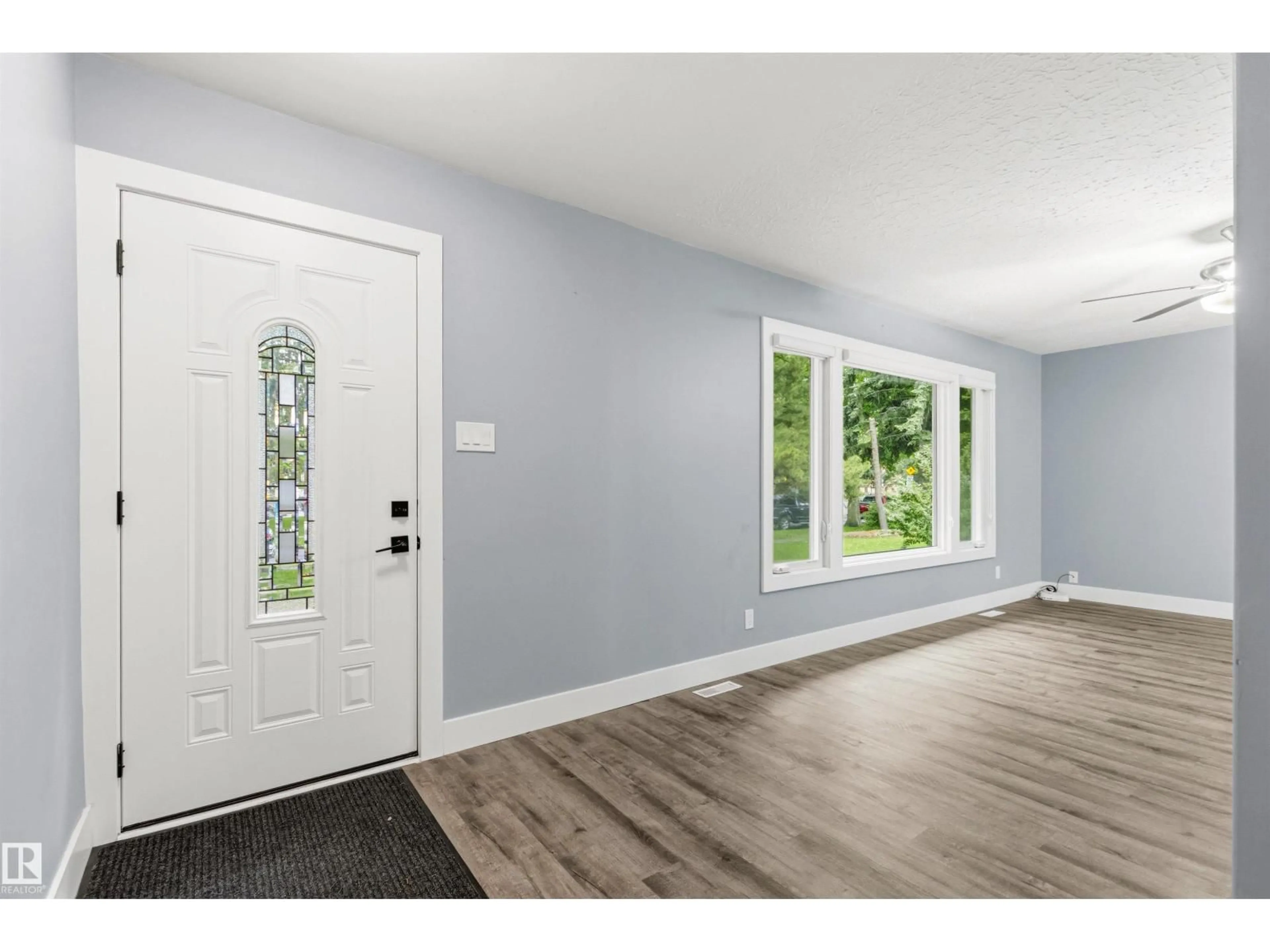 Indoor entryway for 7924 89 AV, Edmonton Alberta T6C1N5
