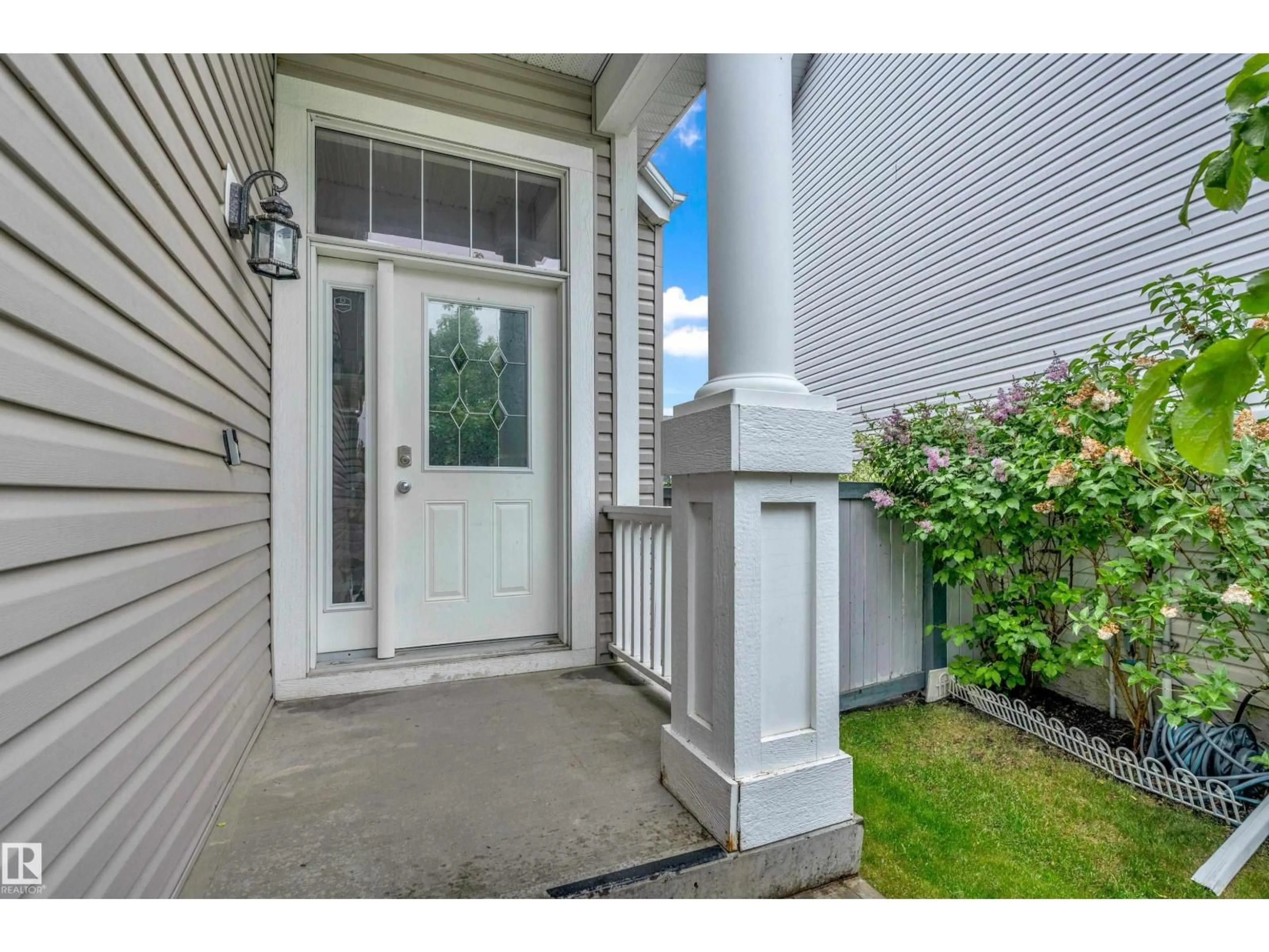 Indoor entryway for 1328 80 ST, Edmonton Alberta T6X1H4