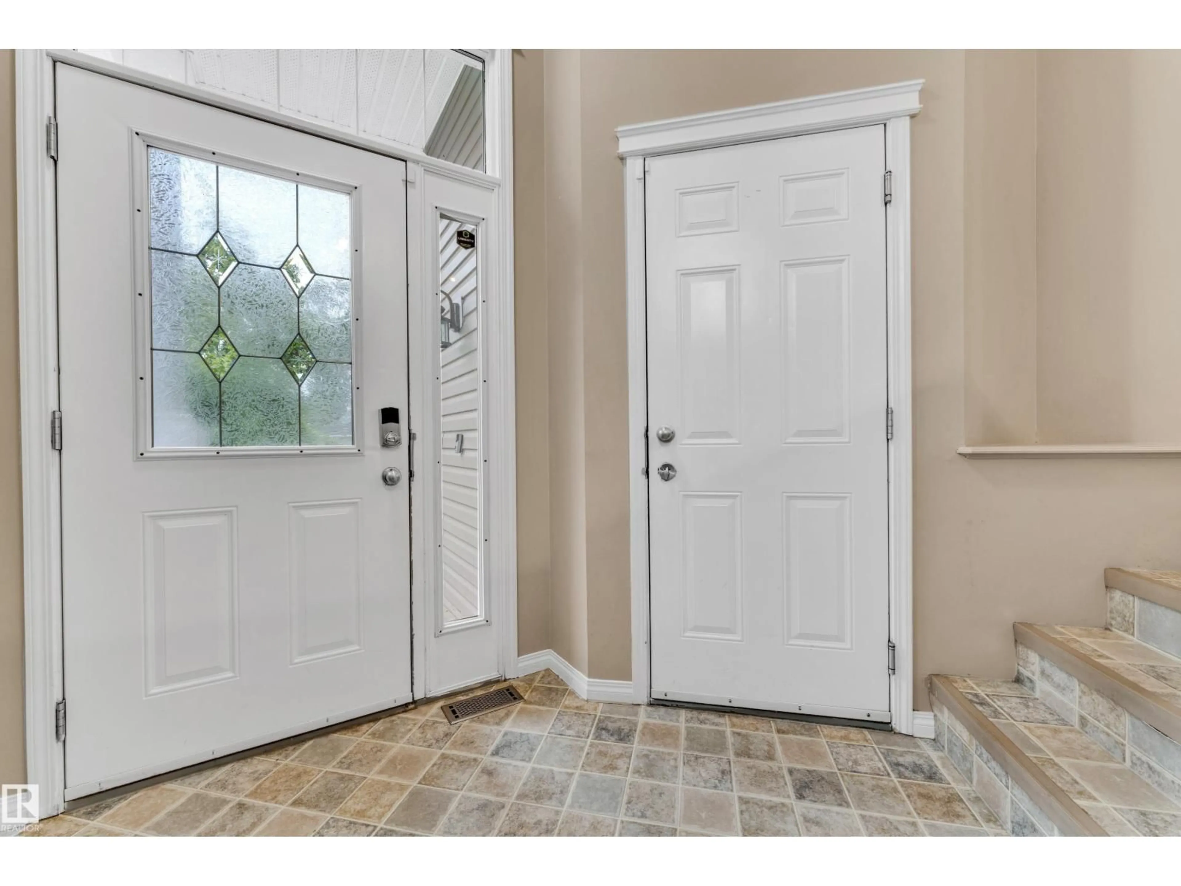 Indoor entryway for 1328 80 ST, Edmonton Alberta T6X1H4