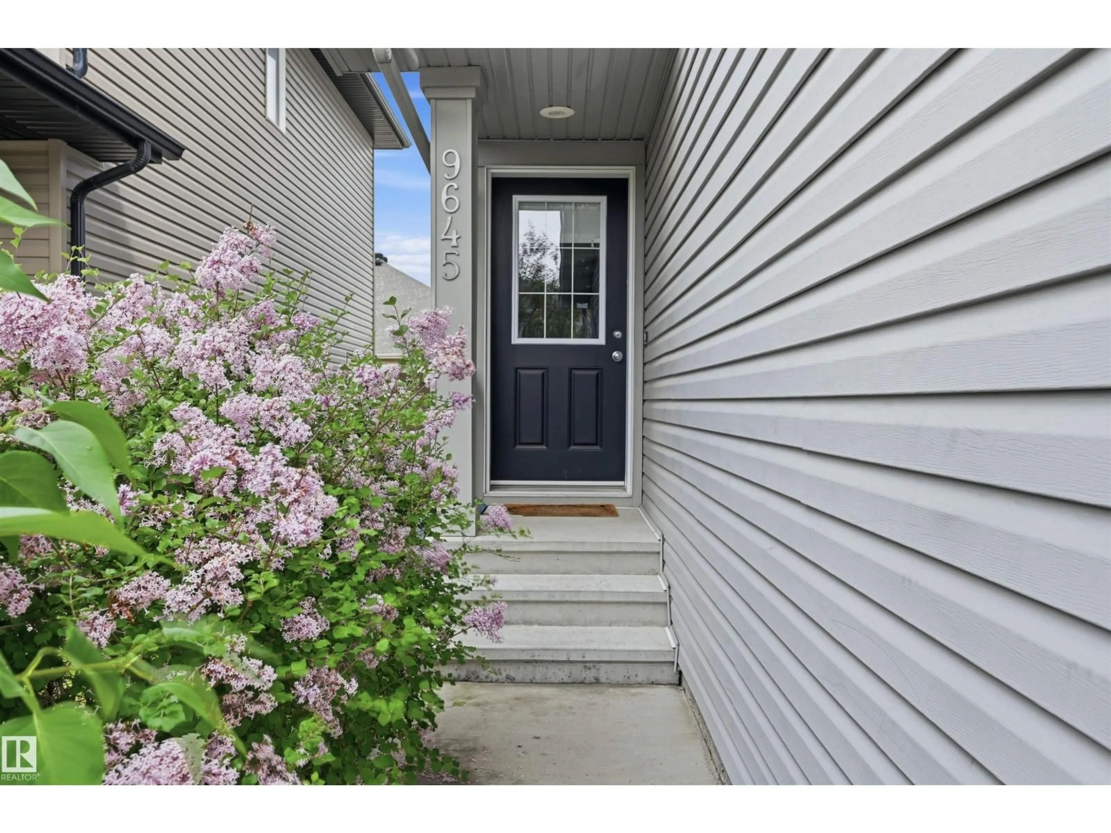 Indoor entryway for 9645 SIMPSON PL, Edmonton Alberta T6R0T8