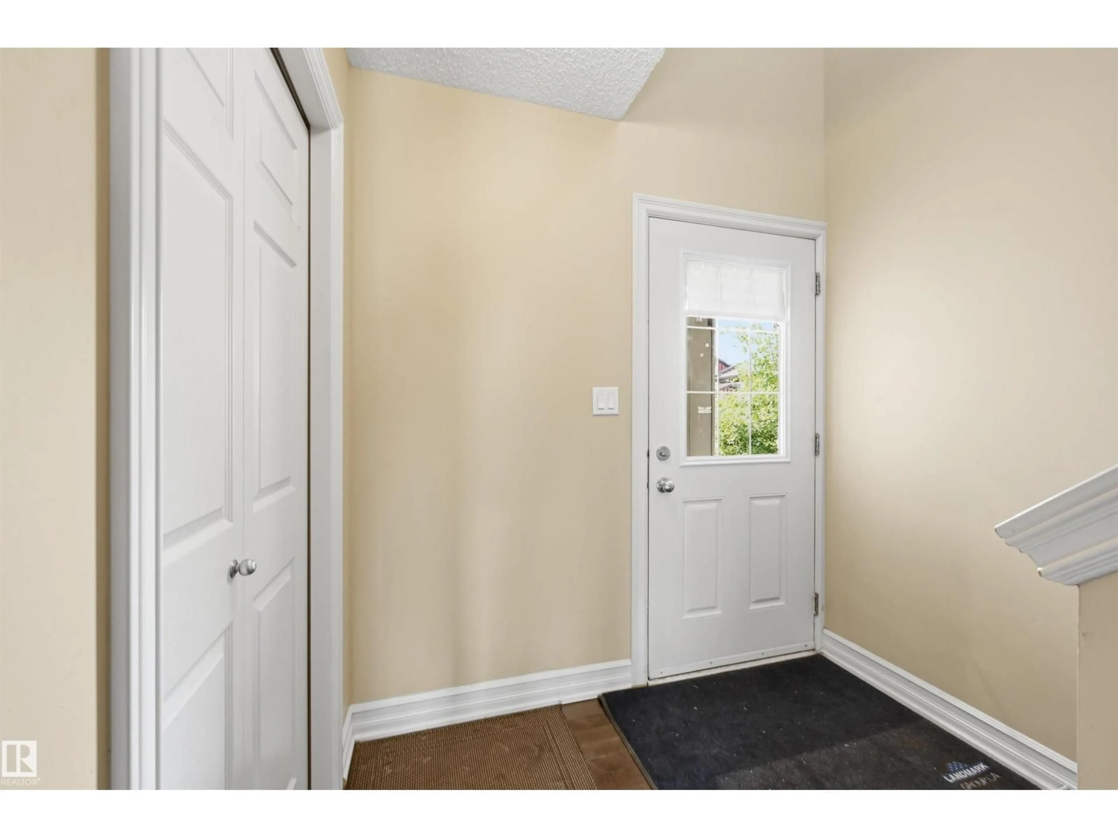 Indoor entryway for 9645 SIMPSON PL, Edmonton Alberta T6R0T8