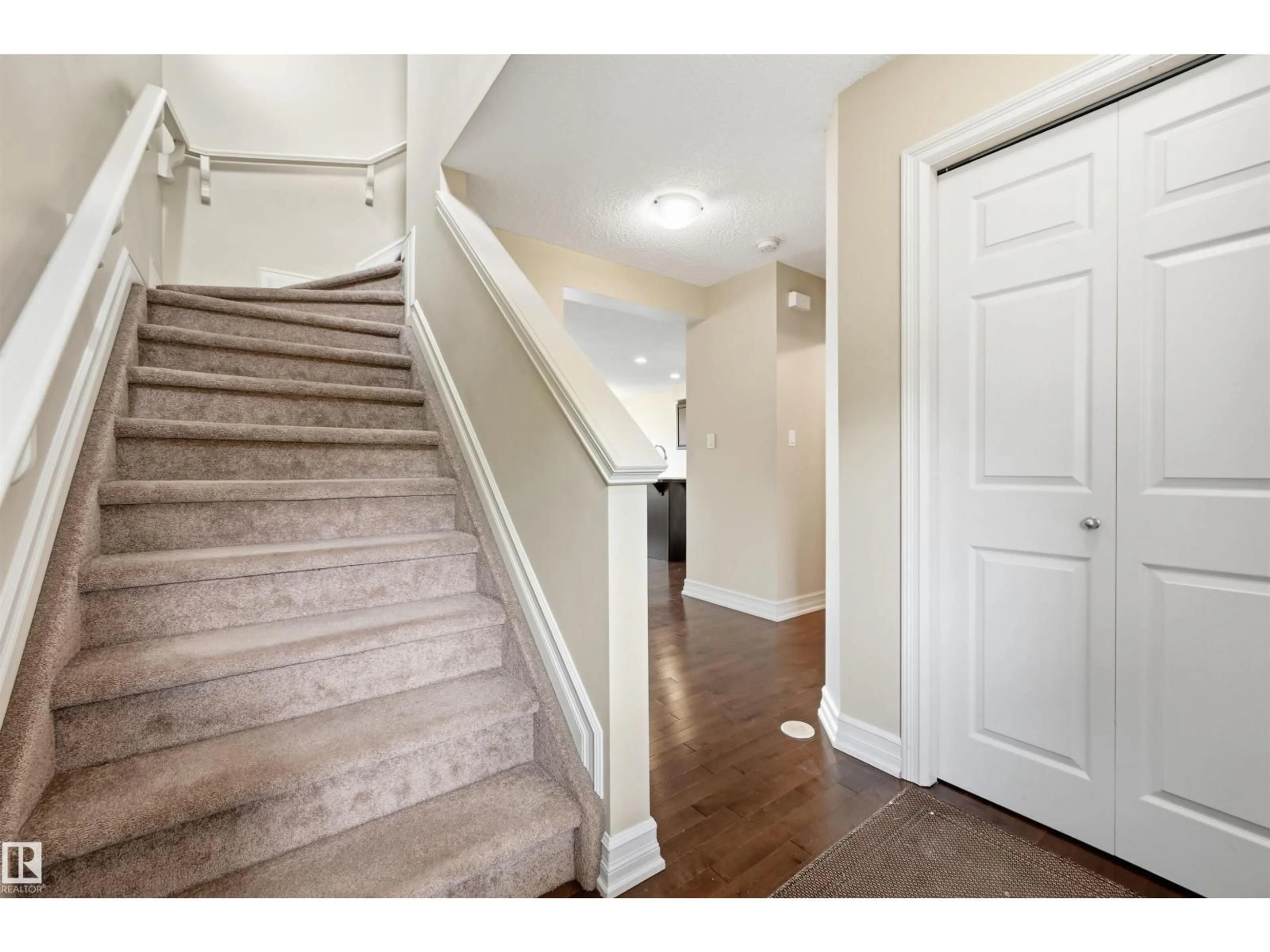 Indoor entryway for 9645 SIMPSON PL, Edmonton Alberta T6R0T8